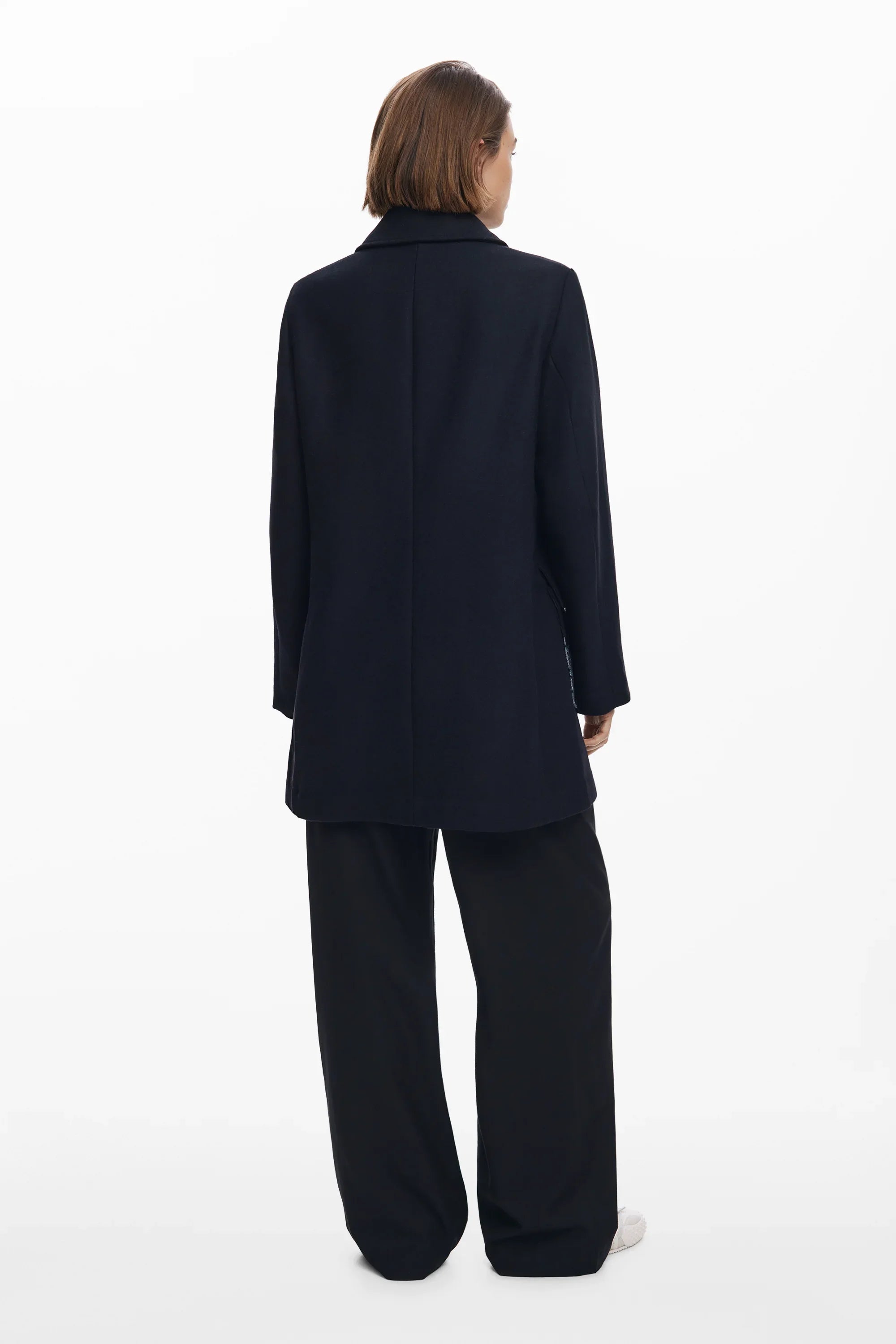 מעיל נשים שחור ארוך אלגנטי מהמותגים המובילים בקבוצת אלפא, צילום גב על רקע לבן