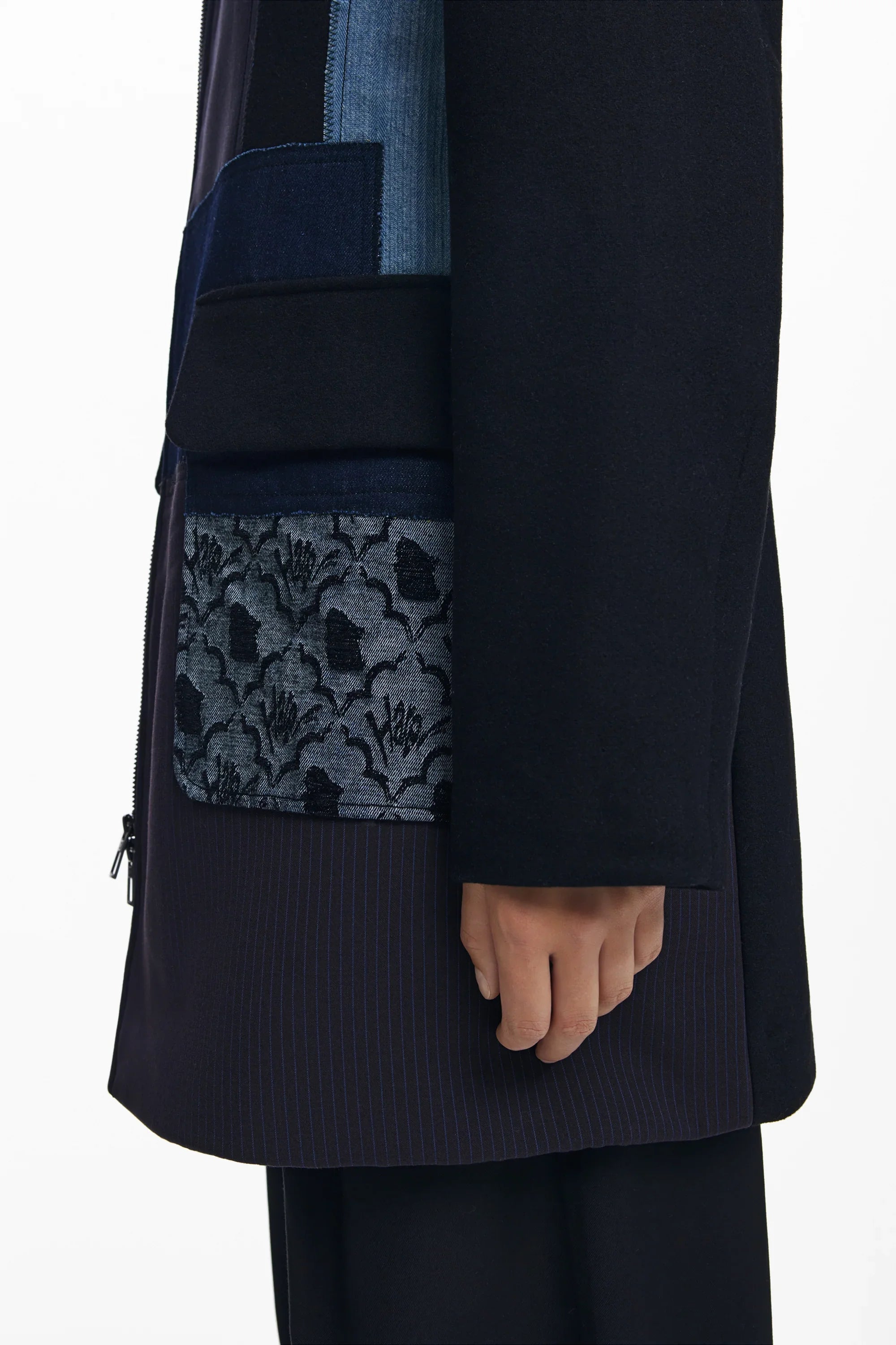 מעיל שחור אופנתי עם כיס בדוגמא פרחונית וטקסטורת ג'ינס, קולקציית CHOZEN