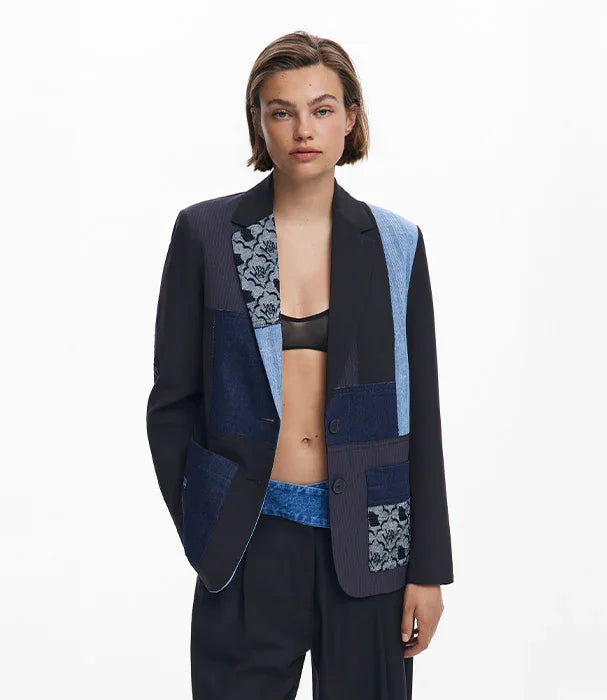 דוגמנית לובשת בלייזר טלאים כחול ושחור אופנתי מקולקציית CHOZEN, מותגי אופנה מובילים בישראל