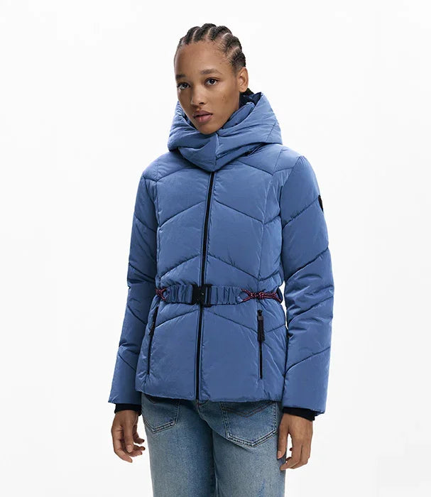 מעיל פוך נשים כחול עם חגורה, אופנת חורף CHOZEN, דגם אלגנטי על רקע לבן