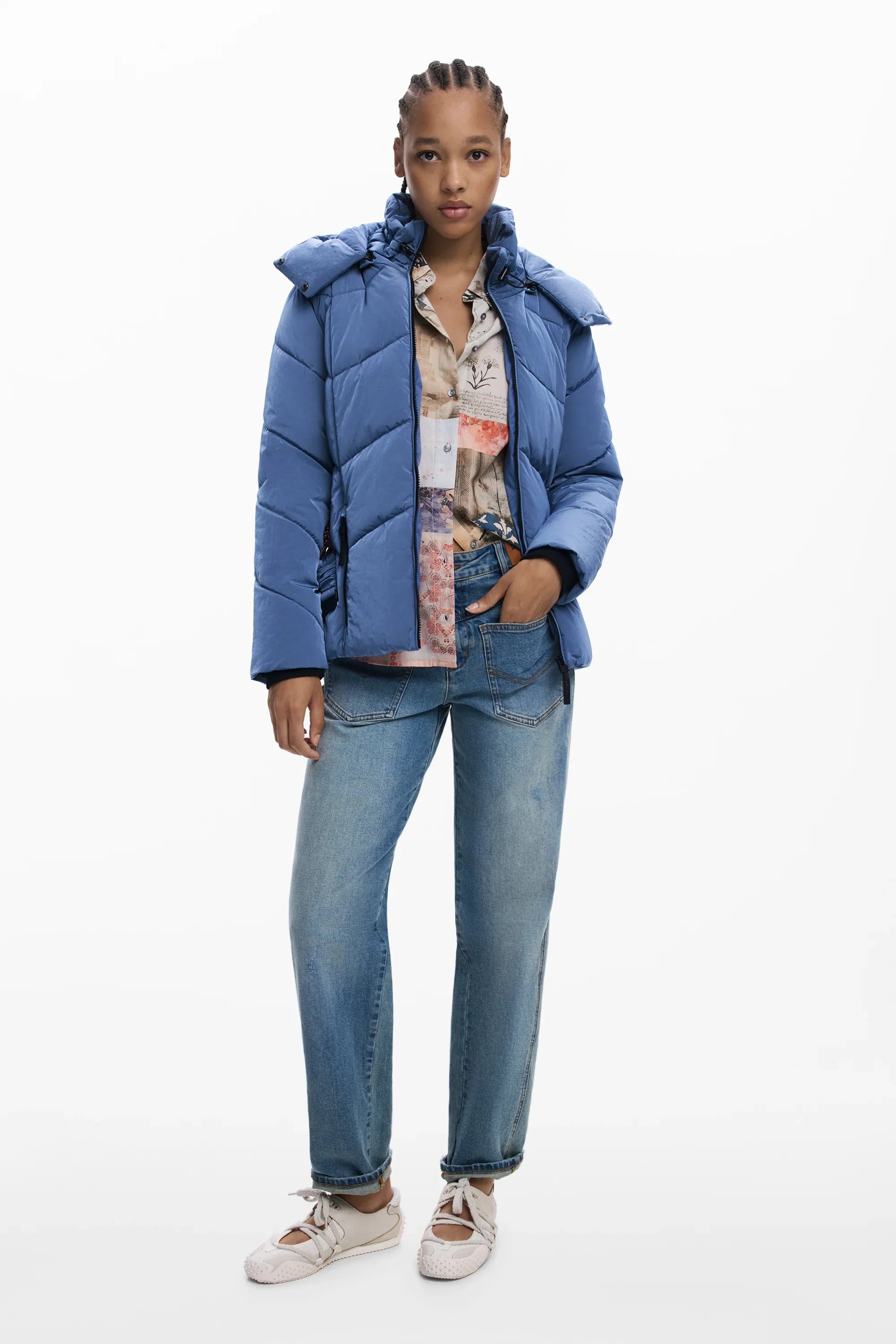 מעיל פוך נשים כחול אופנתי עם ג'ינס ונעליים מבית CHOZEN קבוצת אלפא