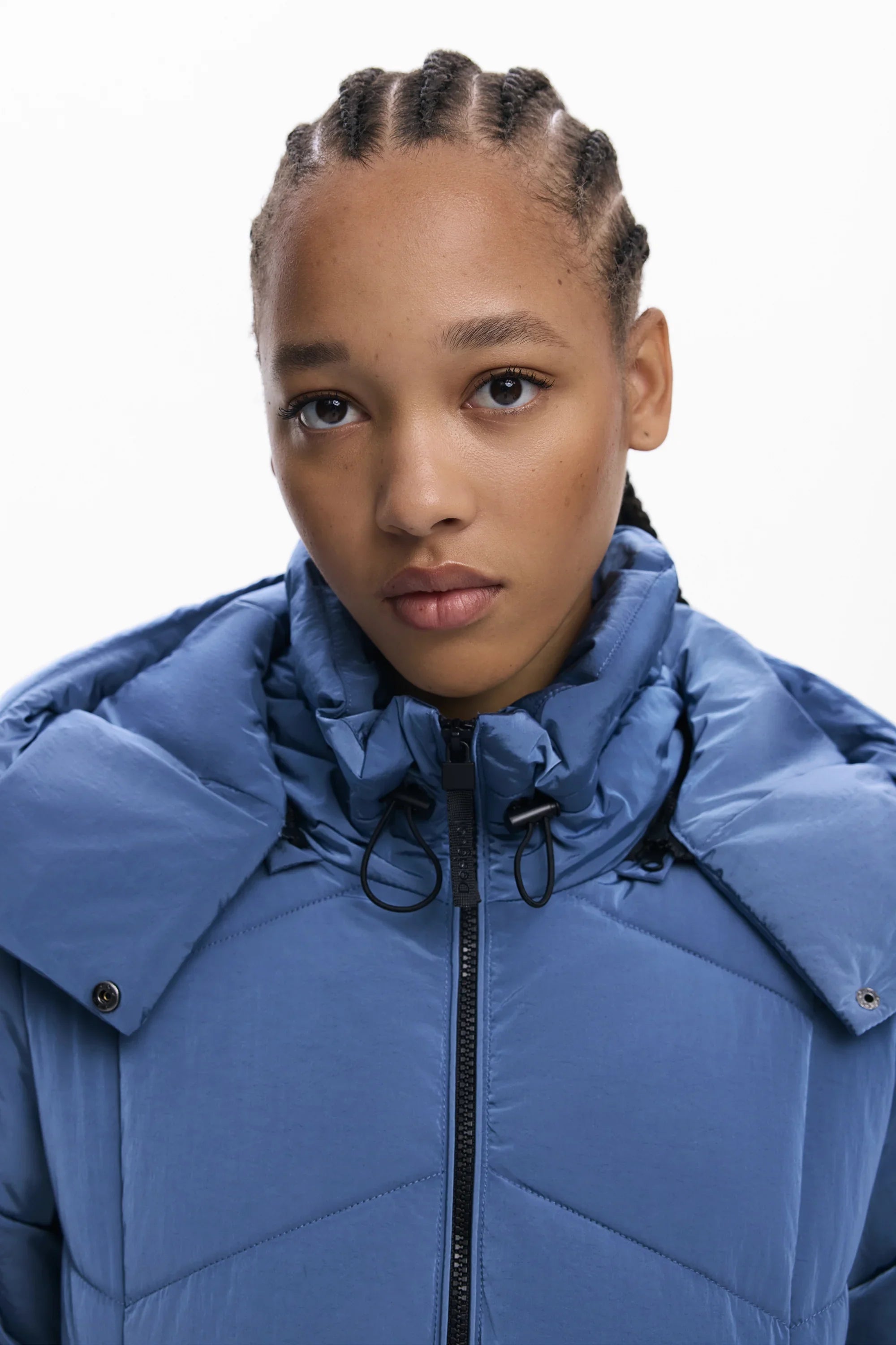 אישה עם מעיל פוך כחול אופנתי, צילום אופנה למותגי על ב-CHOZEN