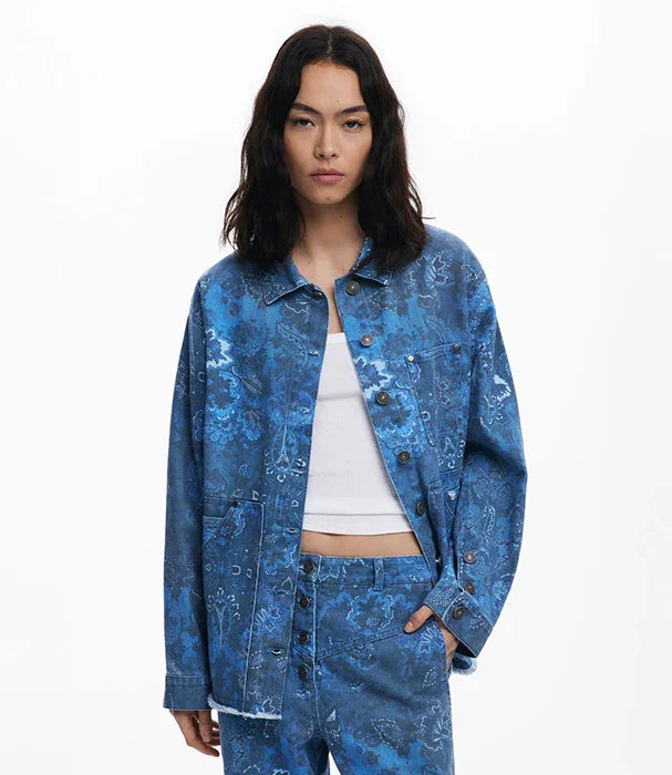 דוגמנית לובשת ג'קט ג'ינס כחול ודגמ״ח תואם אופנתי של CHOZEN