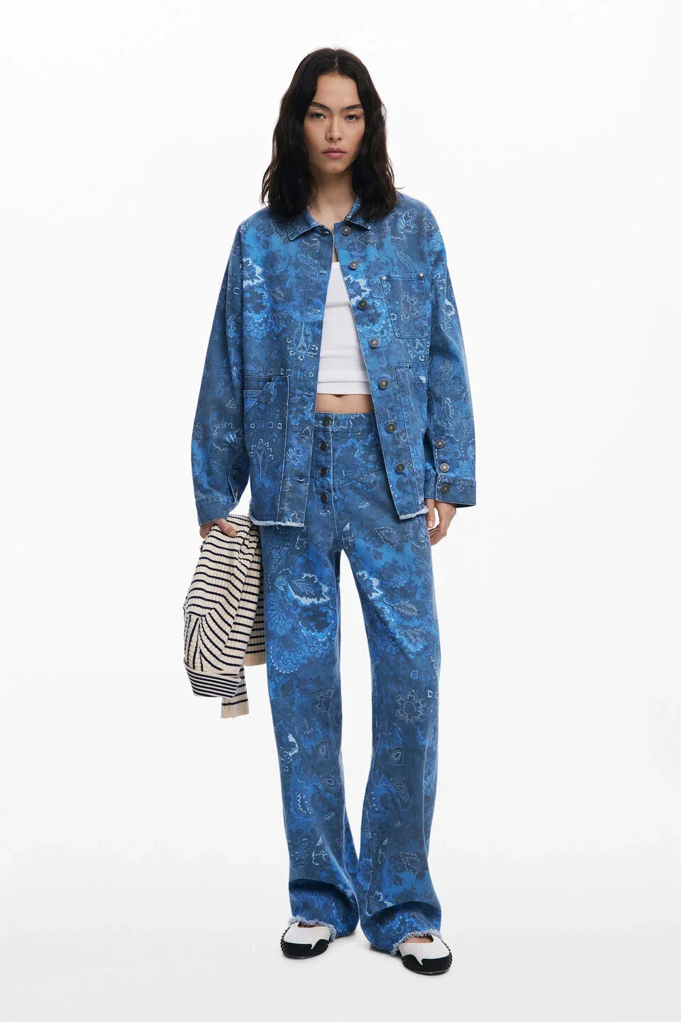 דוגמנית לובשת חליפת ג'ינס כחולה דגם פאיסלי של CHOZEN על רקע לבן, אופנת נשים יוקרתית