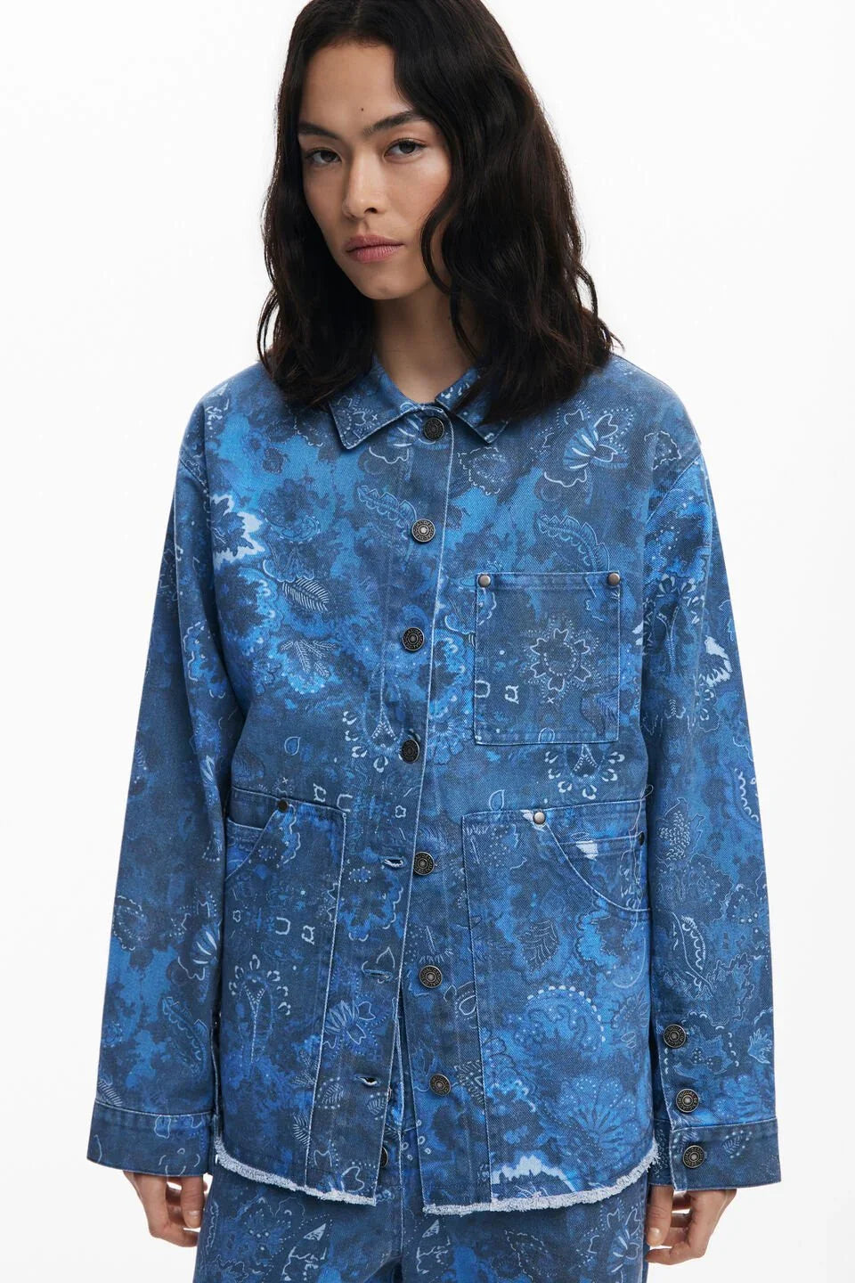 אישה לובשת ג'קט ג'ינס כחול בהדפס Paisley, אופנת רחוב CHOZEN אלפא קבוצה