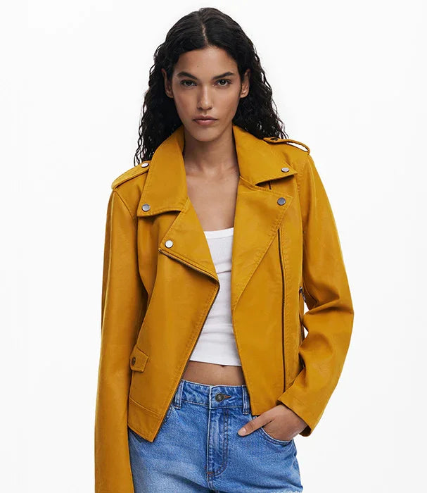 אישה עם מעיל עור צהוב, ג'ינס כחול וגופיה לבנה, אופנה עדכנית CHOZEN