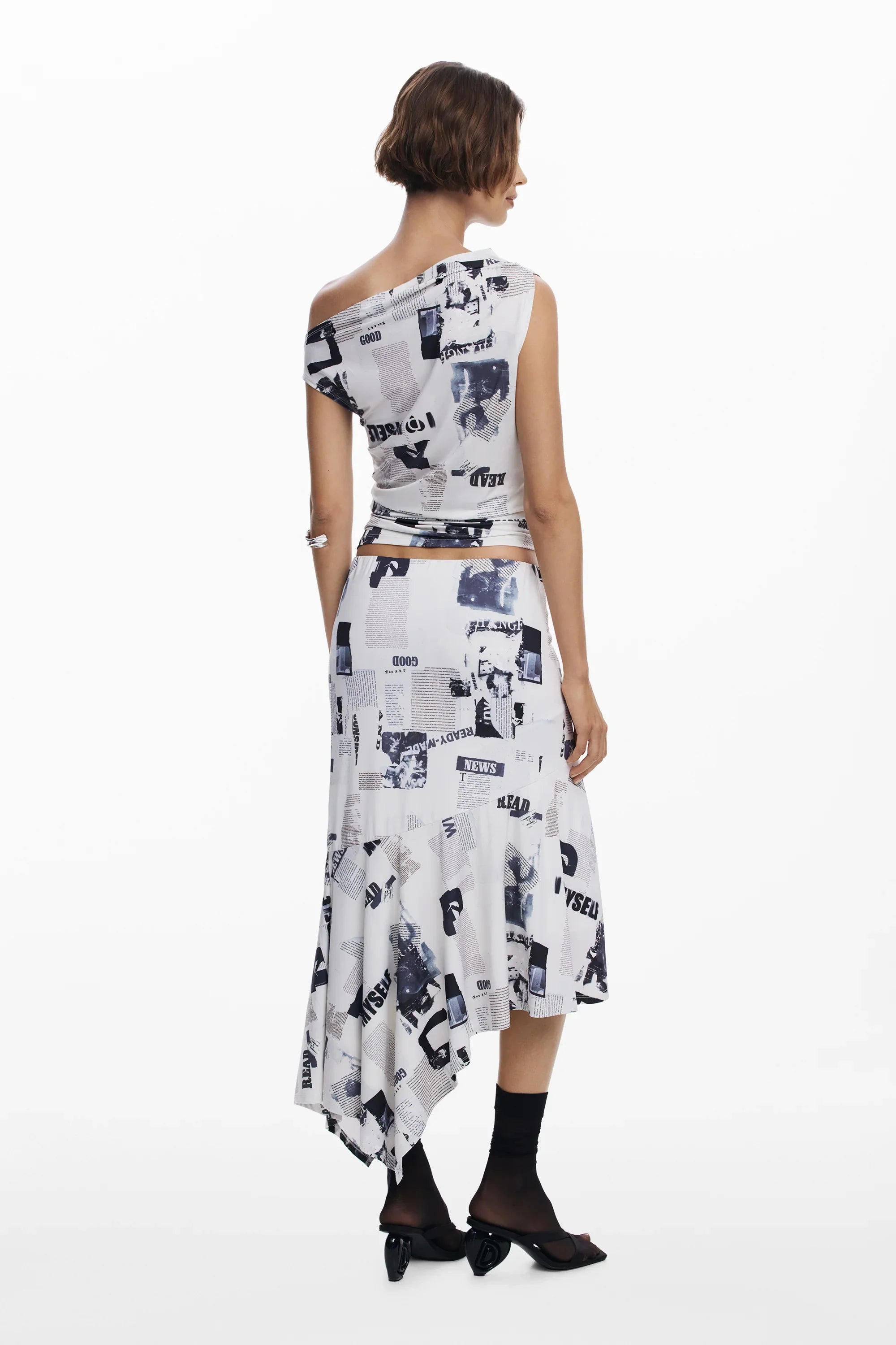 דגם CHOZEN: שמלה שחור-לבן בהדפס עיתון, שרוול אחד, מבית קבוצת אלפא