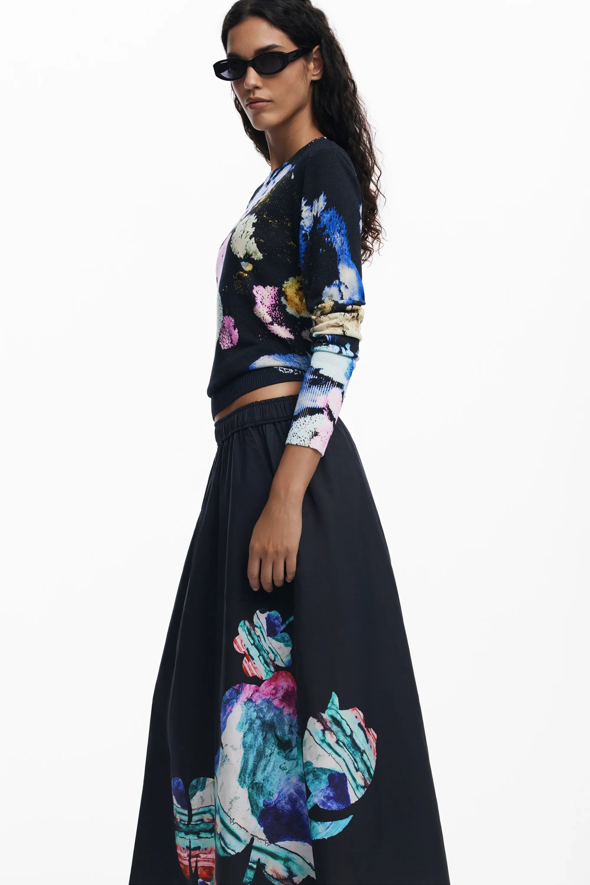 דוגמנית לובשת חולצה דקה עם הדפס פרחוני צבעוני וחצאית שחורה עם הדפס פרחים, אופנה עדכנית CHOZEN