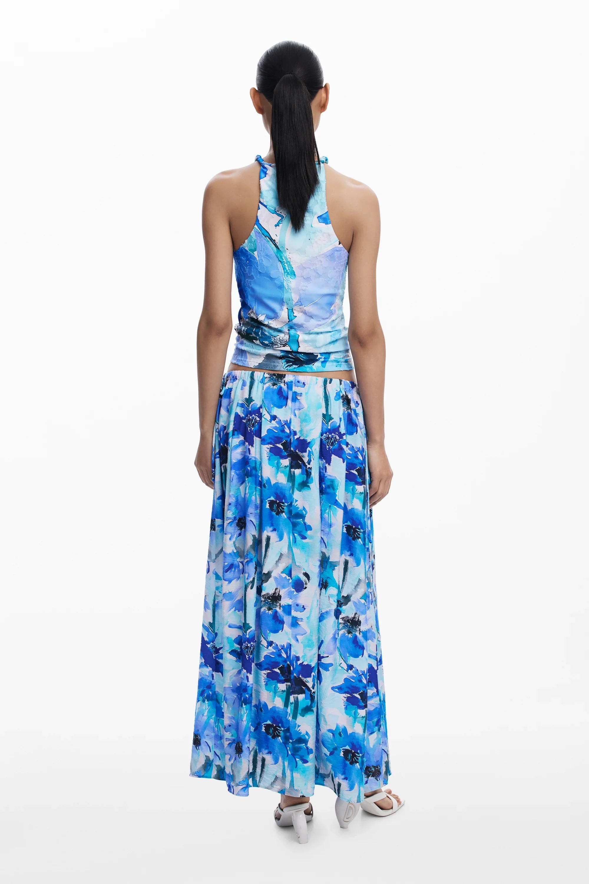 דגם גב של שמלת קיץ פרחונית בכחול, סטייל אופנתי מבית CHOZEN