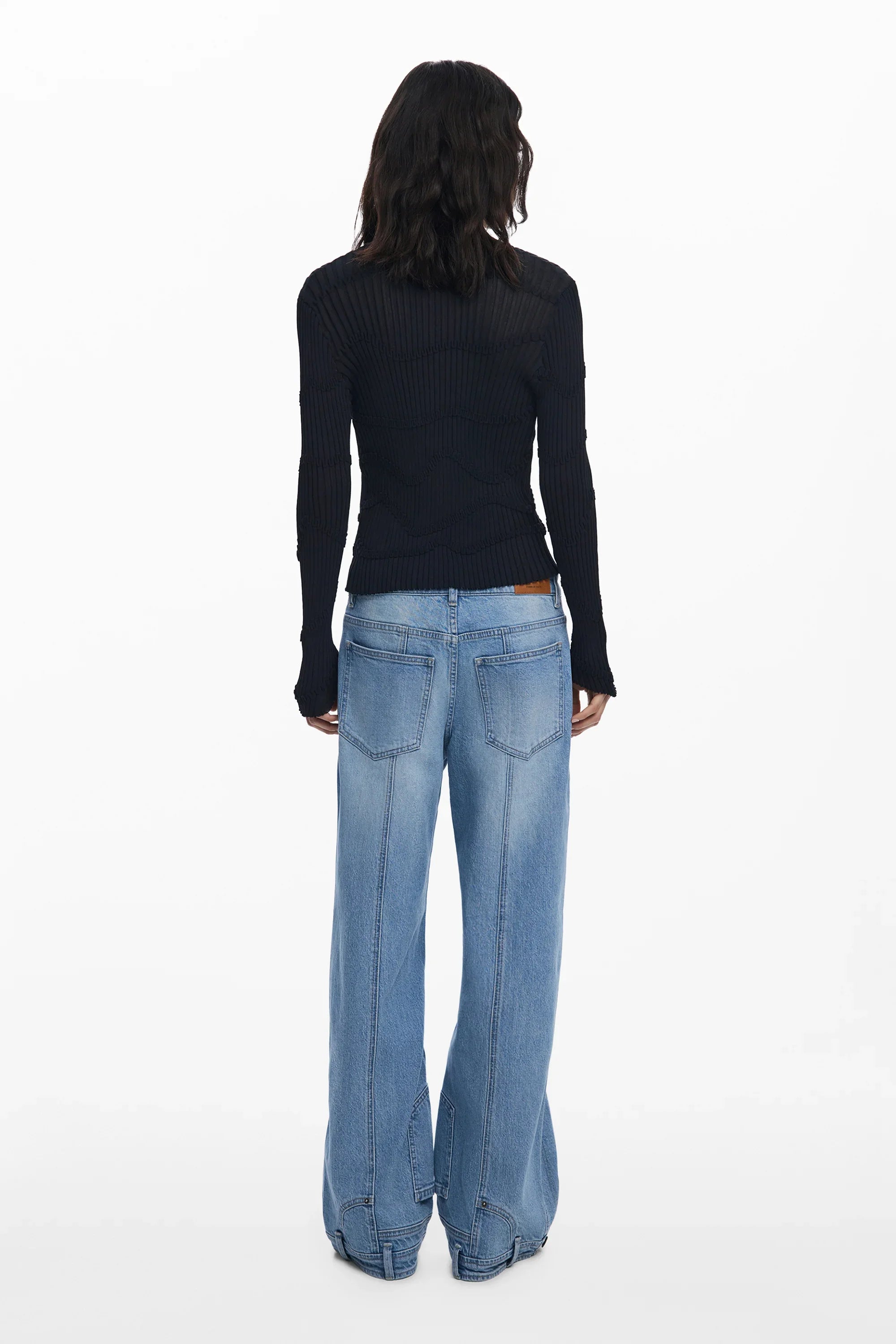 דוגמנית לובשת סוודר שחור ומכנסי ג'ינס רחבים לנשים, אופנה עכשווית CHOZEN