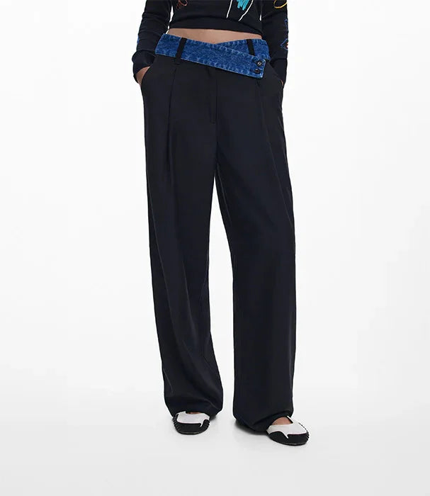 מכנסיים שחורים עם גזרה רחבה, חגורת ג'ינס כחולה בשילוב, אופנה לנשים מבית CHOZEN