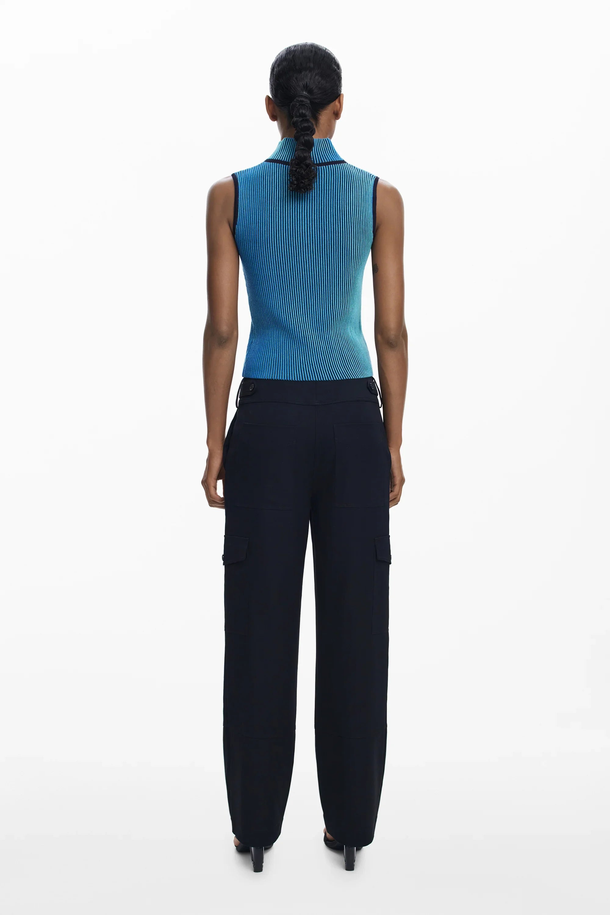 דוגמנית לובשת גופיית סריג כחולה ומכנסיים כהים רחבים, צילום גב, CHOZEN מותגים מובילים