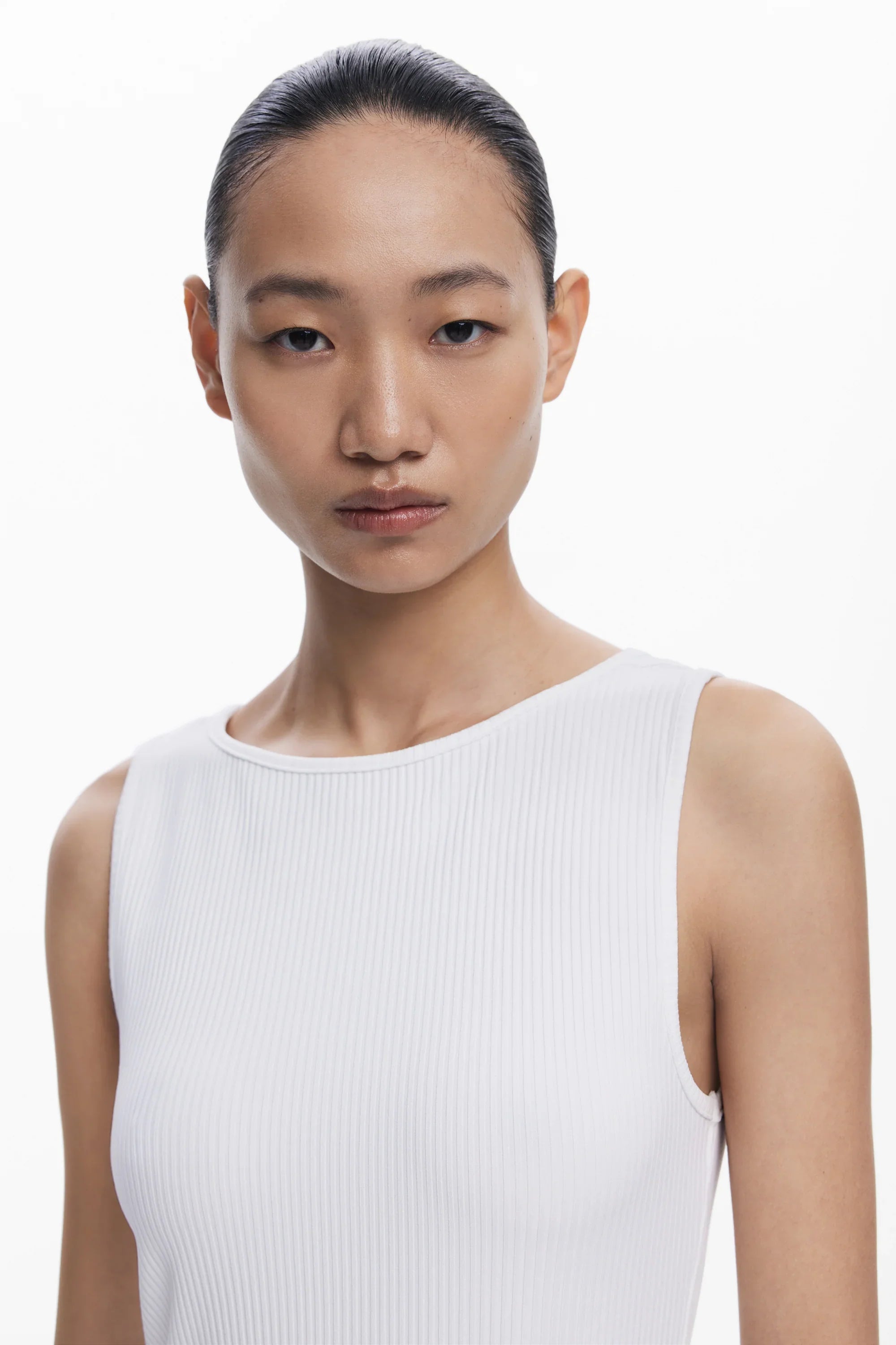 מודל לובשת גופיה לבנה מבד ריב, צילום לאתר האופנה CHOZEN, אופנת נשים יוקרתית