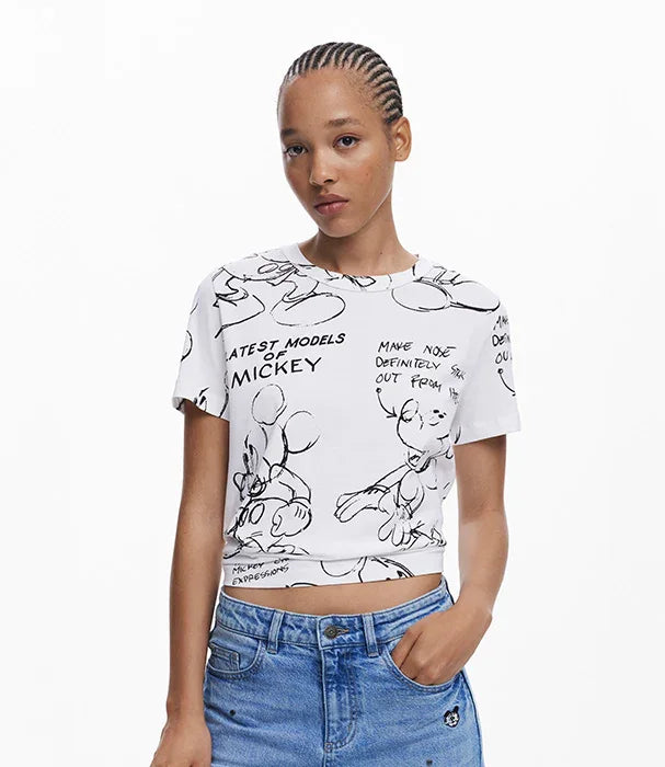 דוגמנית לובשת חולצת טי לבנה עם הדפסי מיקי מאוס בשחור, אופנת CHOZEN מותגים מובילים