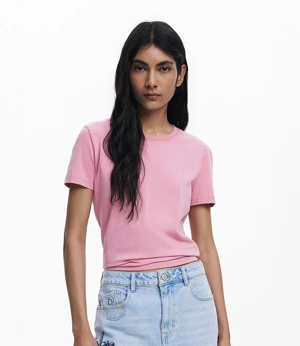 אישה לובשת חולצת טי ורודה ומכנסי ג'ינס בהירים, אופנה לנשים CHOZEN