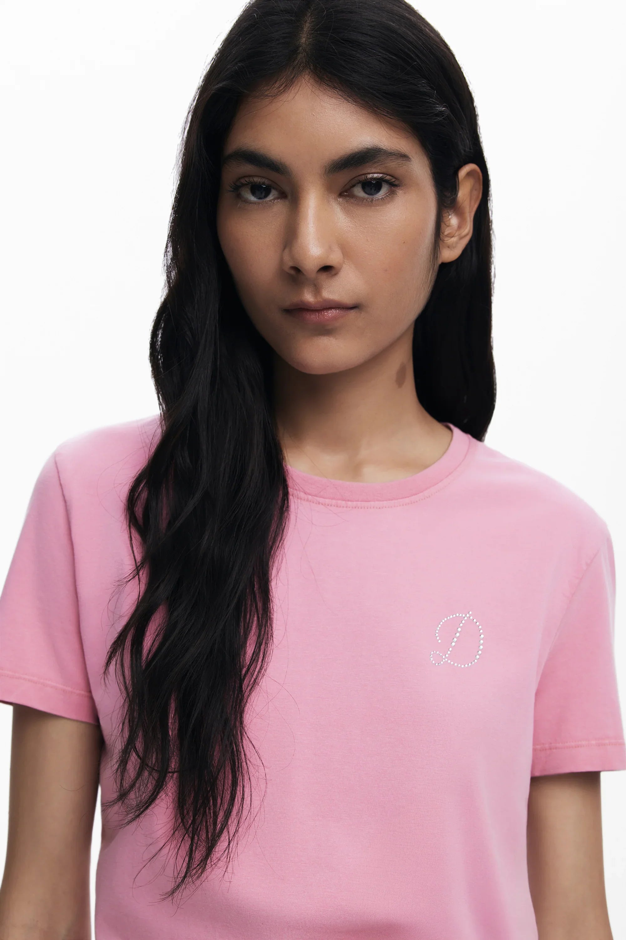 חולצת טי ורודה לאישה עם לוגו D לבן, אופנה עדכנית CHOZEN, צילום בסטודיו