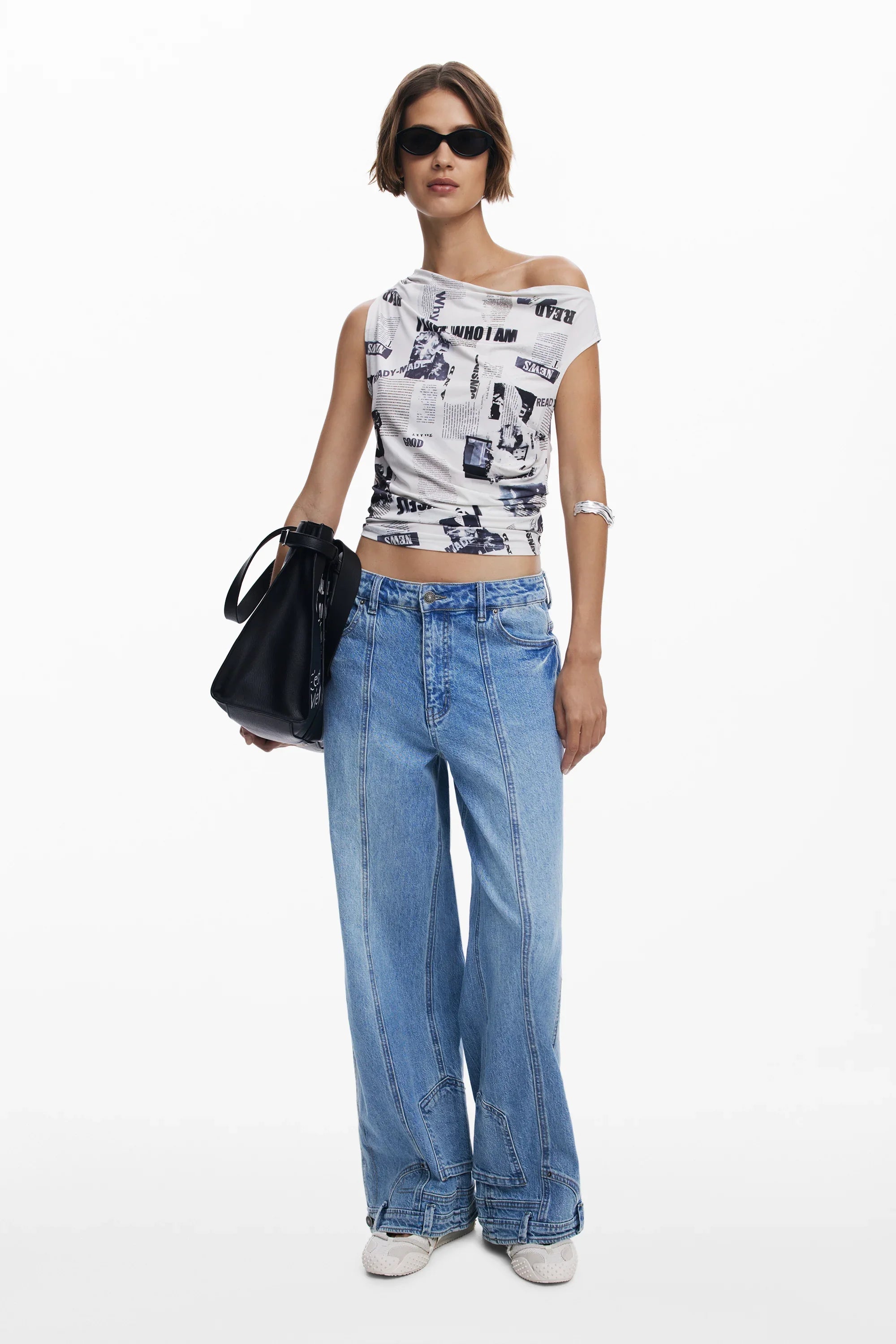 דוגמנית עם גופיית הדפס, ג'ינס רחב ותיק אופנתי, אופנת רחוב CHOZEN