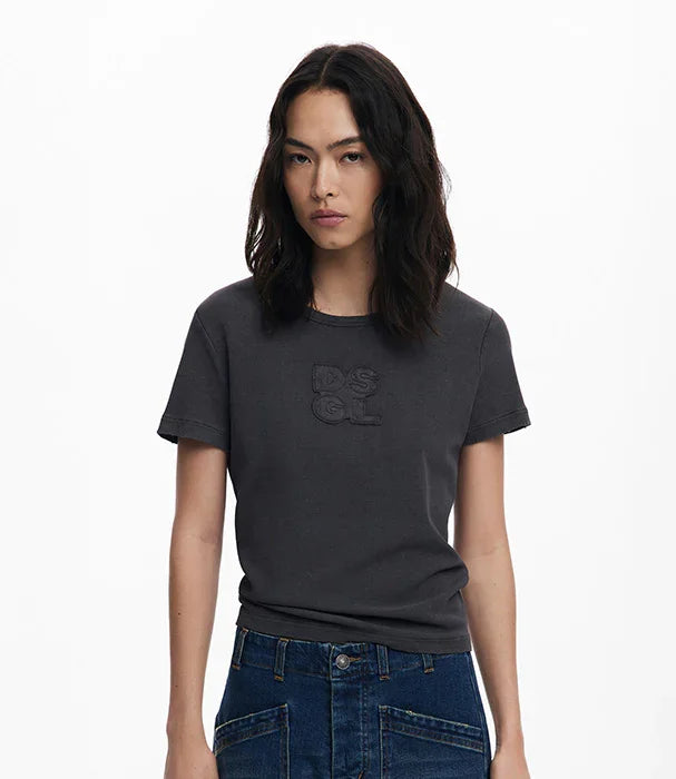 דוגמנית לובשת חולצת טי שחורה עם כיתוב DSGL, אופנת נשים CHOZEN