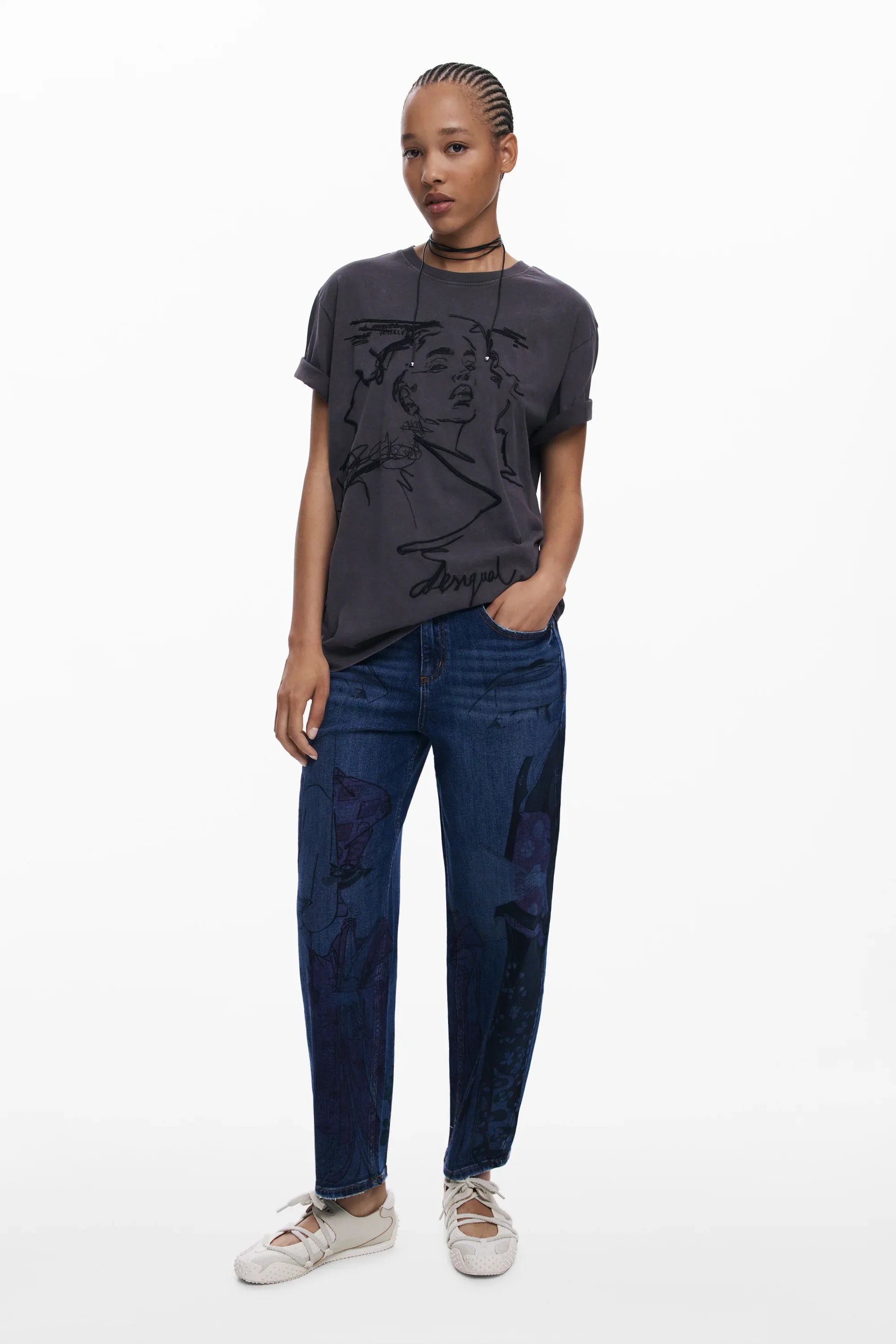 אישה עם חולצת טי שירט אפורה עם הדפס קווי מתאר וג'ינס כחול בעיצוב ייחודי, אופנה טרנדית CHOZEN