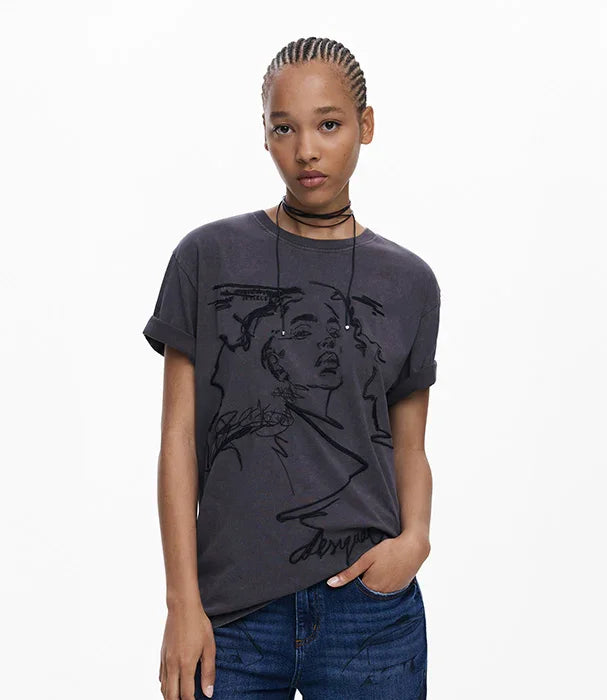 אישה לובשת חולצת טי שחורה עם הדפס קווי מתאר אופנתי, אופנה טרנדית ב-CHOZEN