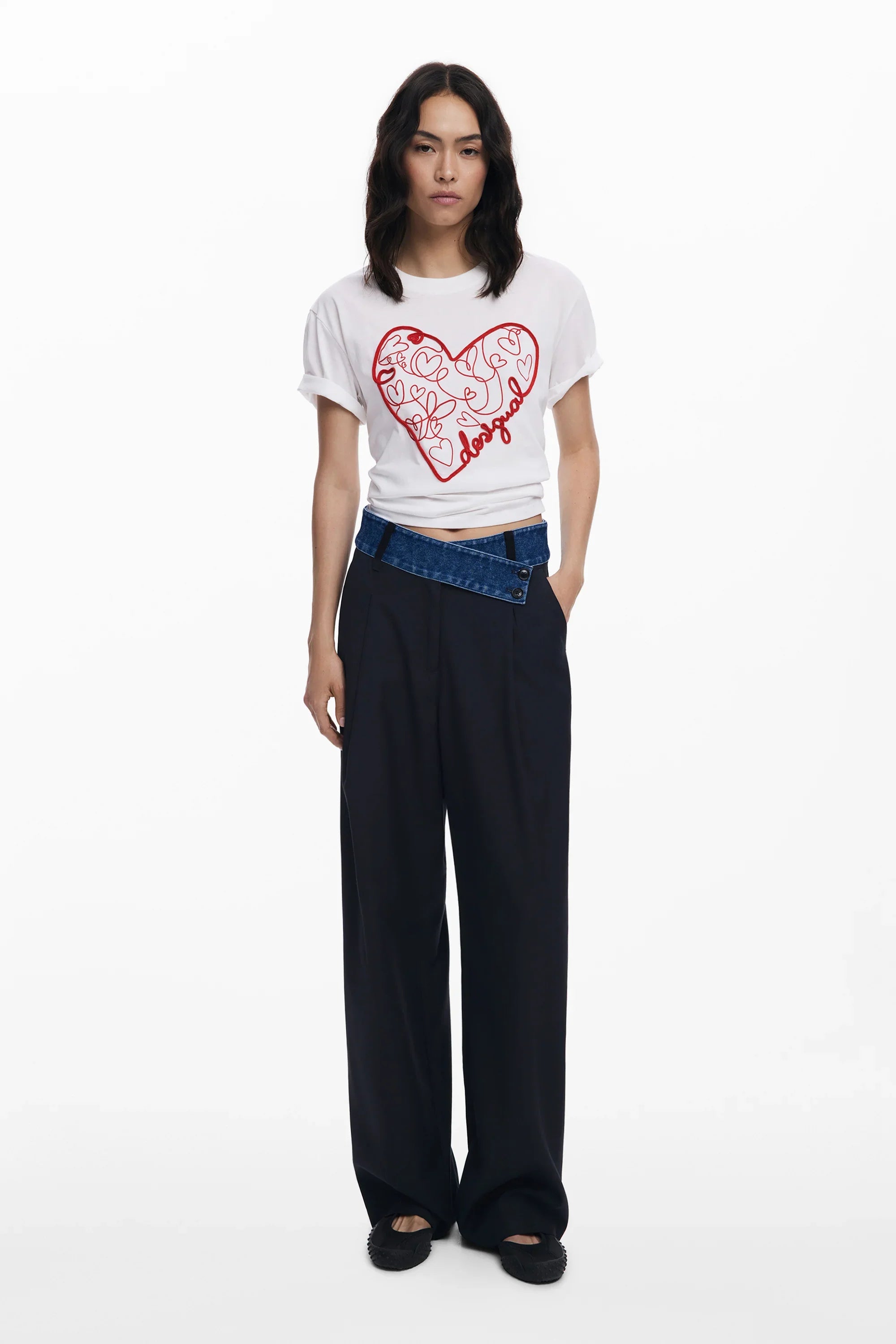 חולצת Desigual לבנה עם הדפס לב אדום, מכנסיים שחורים רחבים, אופנה עדכנית ב-CHOZEN