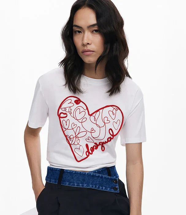 אישה לובשת חולצת טי לבנה של Desigual עם הדפס לב אדום, אופנת נשים מותגים מובילים CHOZEN