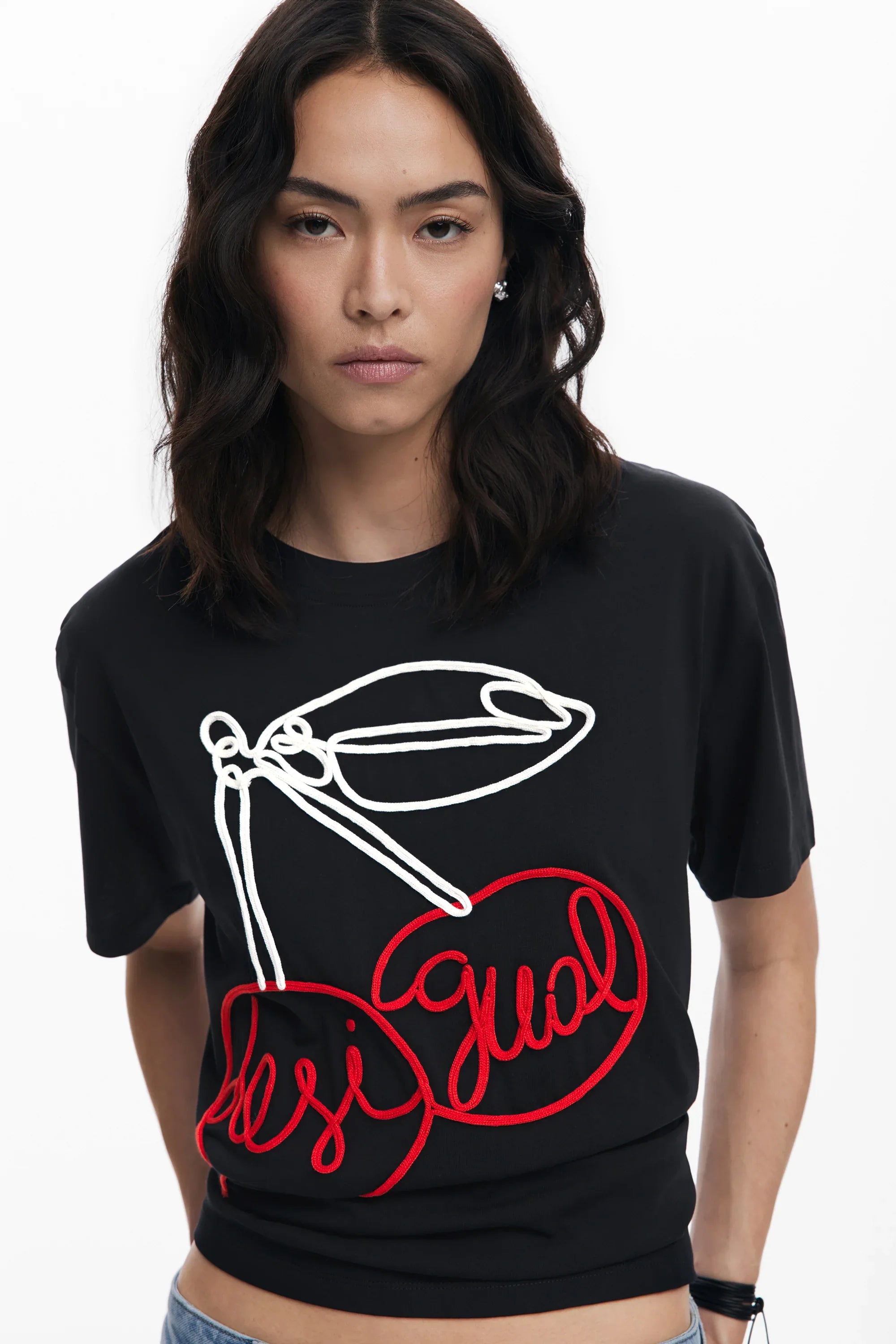 אישה לובשת חולצת טי שחורה עם הדפס דובדבן ואותיות מעוצבות, אופנה CHOZEN