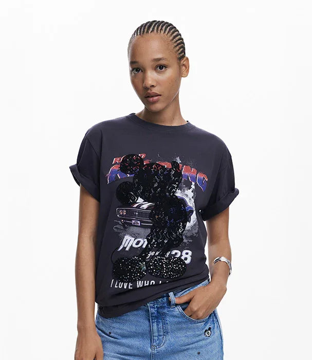 דוגמנית בחולצת טי שירט אפורה עם הדפס רכב ודמות מצוירת, אופנת נשים CHOZEN