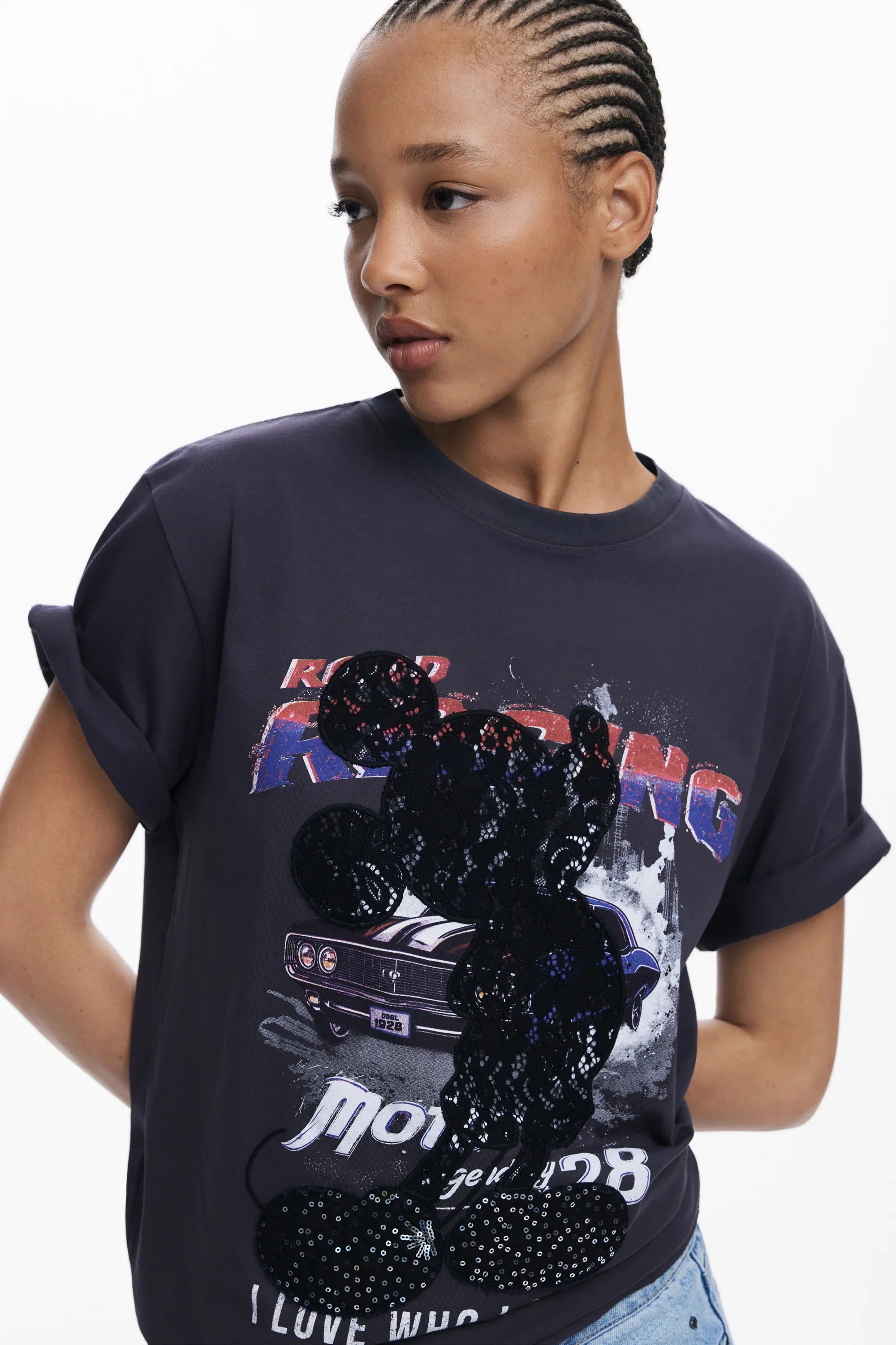 אישה עם שיער קלוע לובשת חולצת טי שחורה עם הדפס רכב ודמות מעוטרת פאייטים, אופנה מודרנית CHOZEN