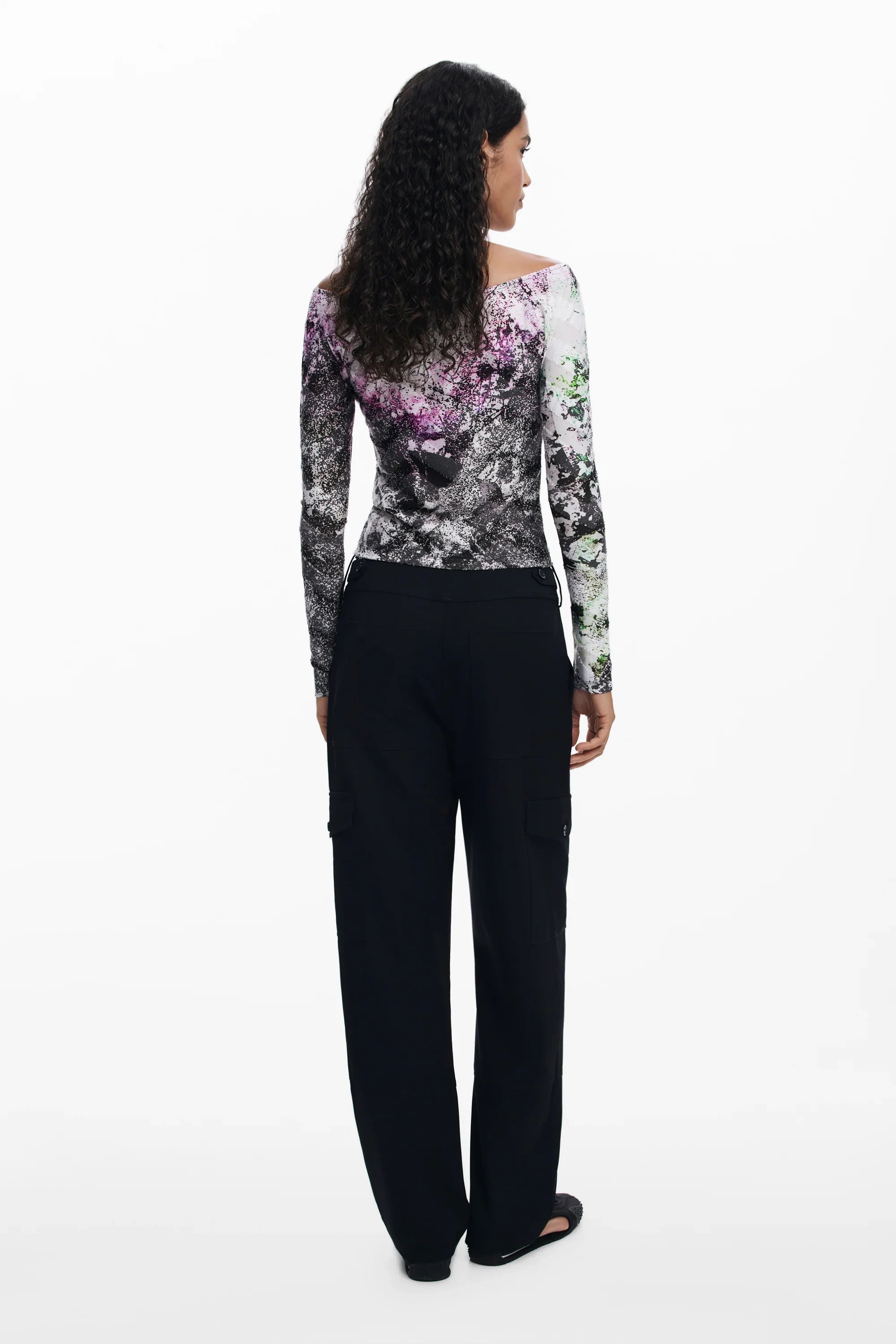 אישה עם חולצה צמודה מודפסת צבעונית ומכנסיים שחורים רחבים, צילום גב, CHOZEN אופנה