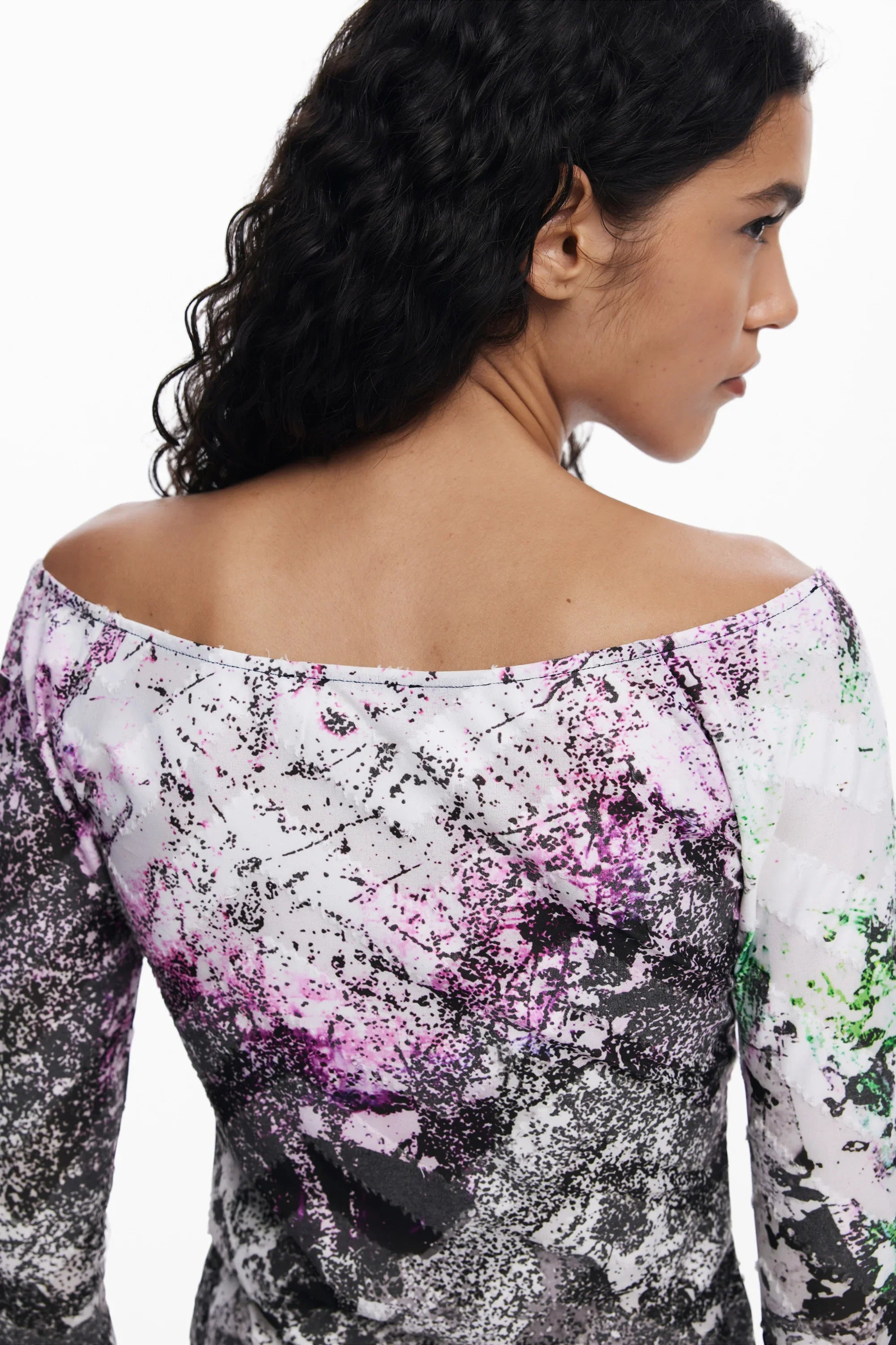 חולצה אופנתית לנשים בעיצוב אבסטרקטי שחור, סגול וירוק, מותג CHOZEN