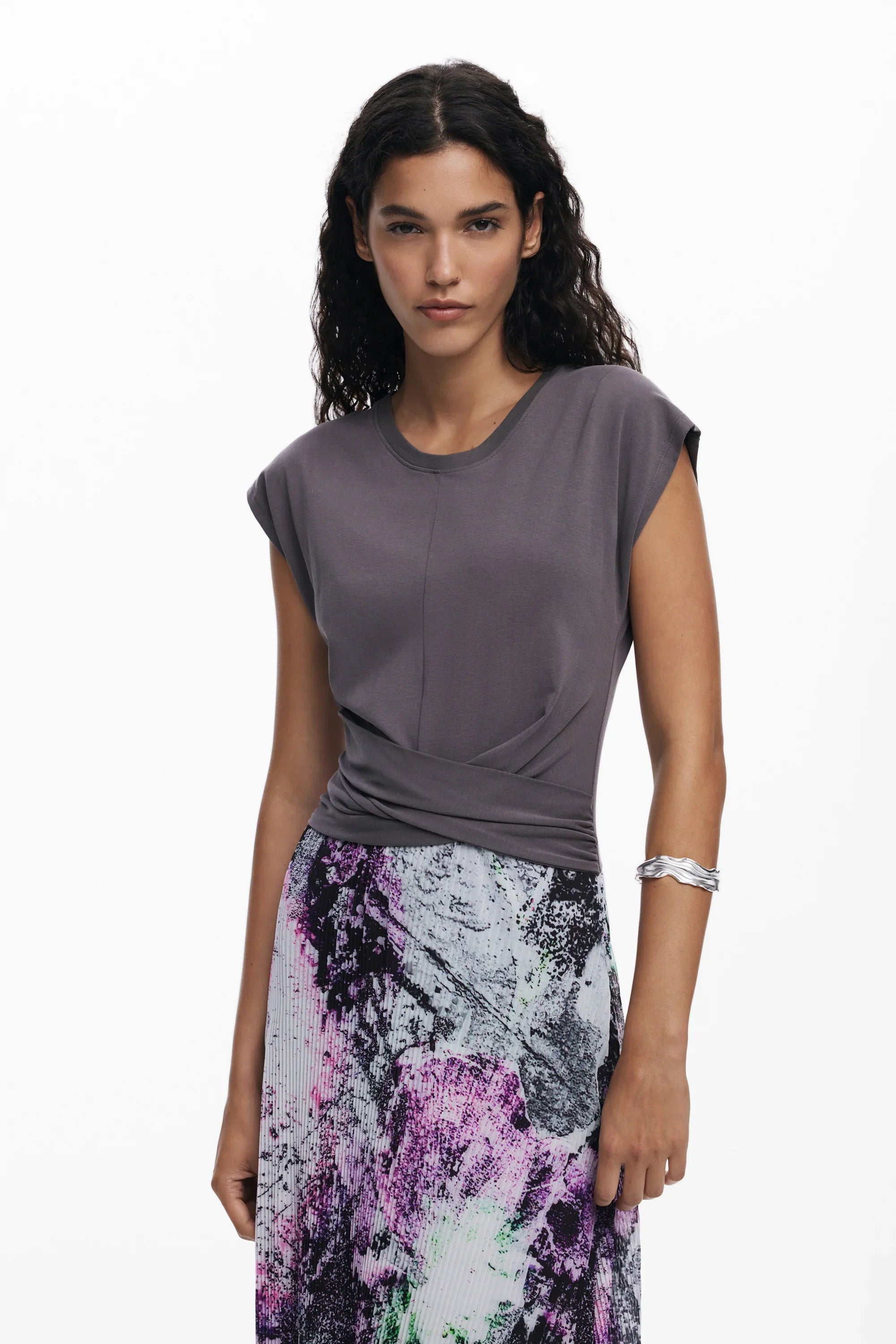 דוגמנית לובשת חולצה אפורה וחצאית עם הדפס ססגוני, אופנת נשים CHOZEN