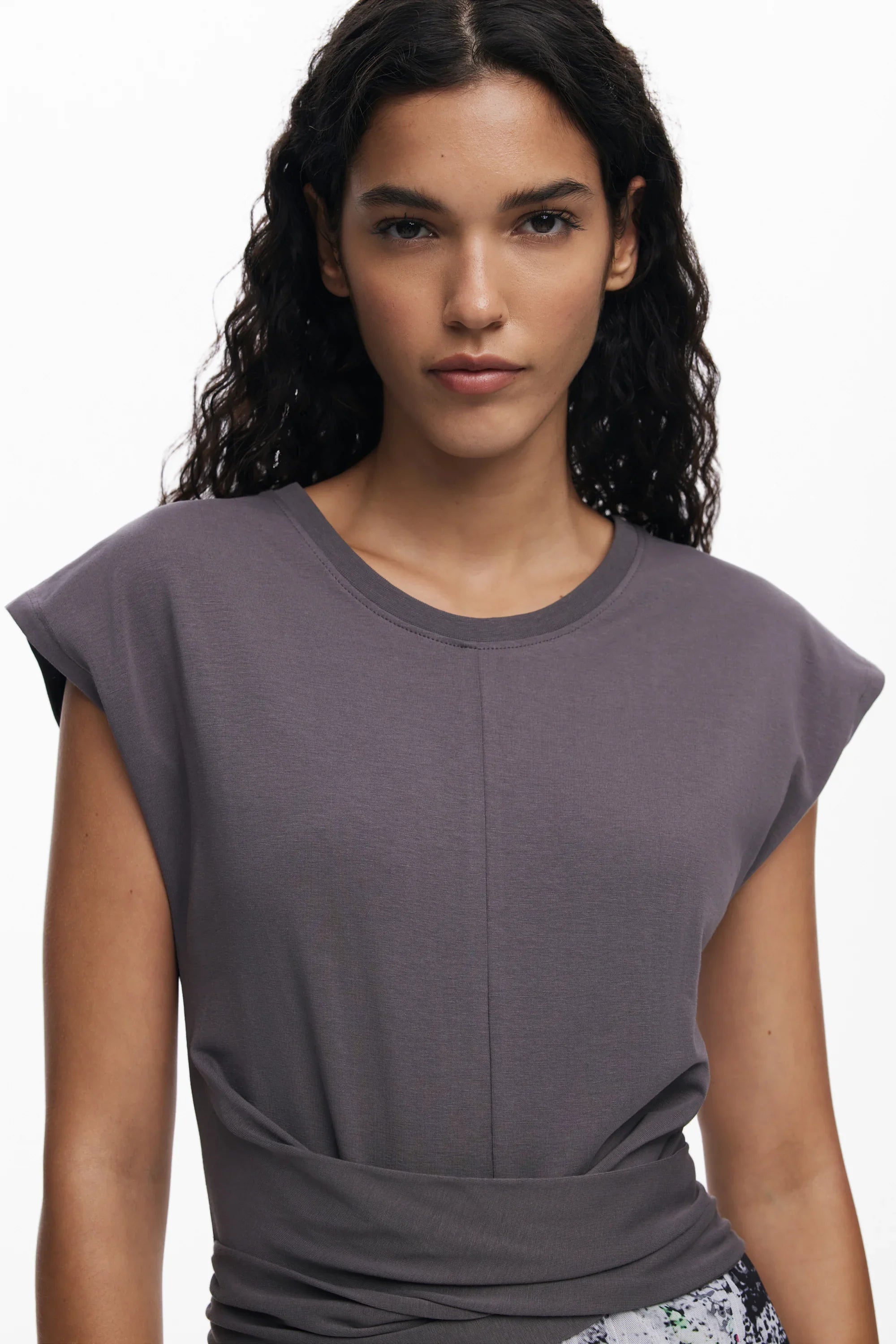 דוגמנית עם חולצת כותנה אפורה, CHOZEN מותגים מובילים, אופנה עדכנית לקבוצת אלפא