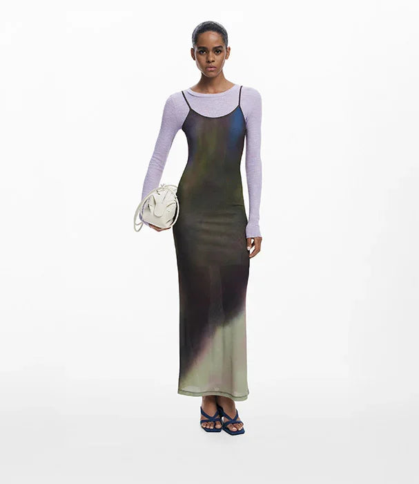 אישה בשמלת מקסי צבעונית עם שרוולים סגולים, נעלי עקב וסלינג לבן, רקע לבן, אופנת CHOZEN