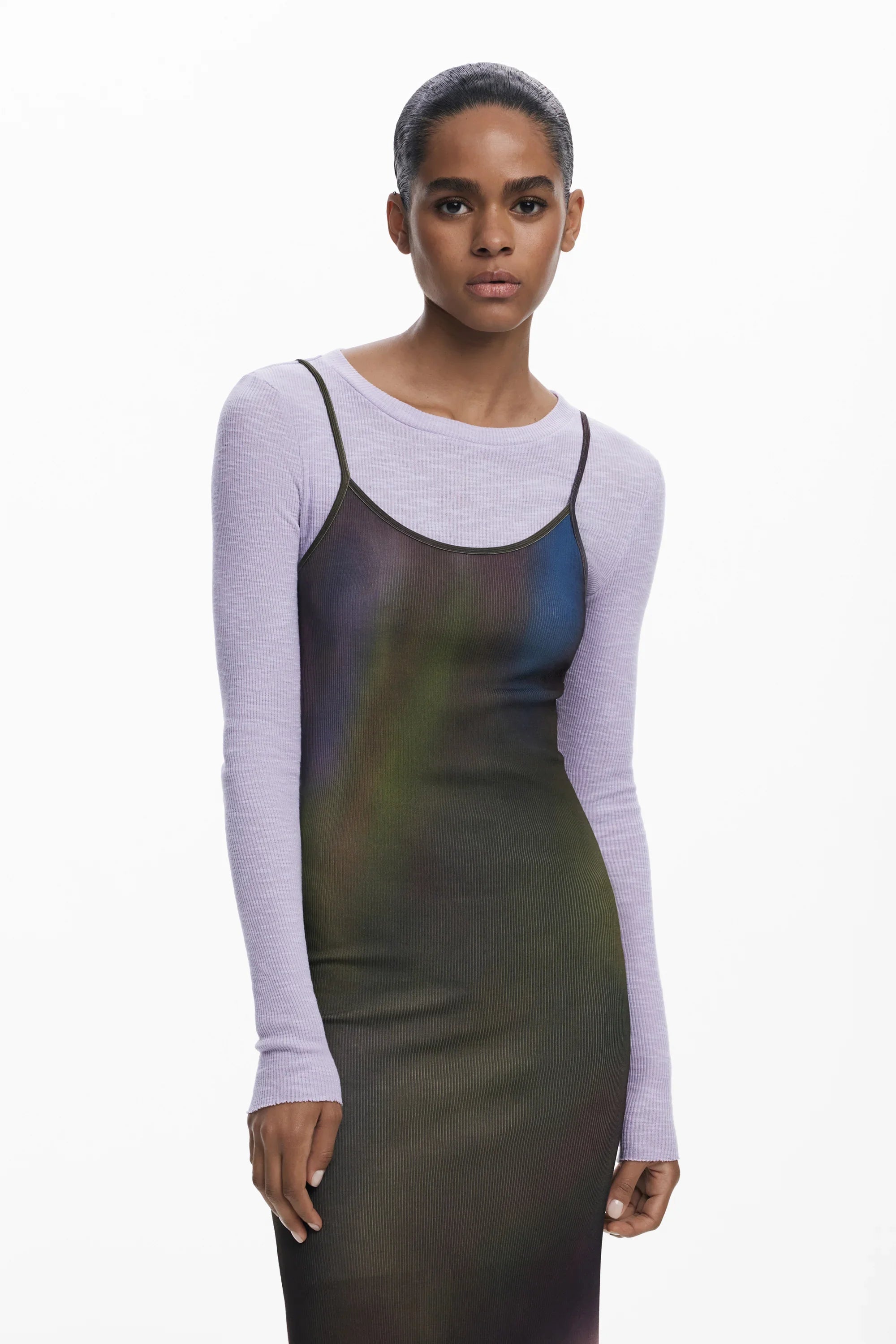 אישה לובשת שמלה מחמיאה עם כתפיות דקיקות מעל חולצה סגולה, אופנה מודרנית CHOZEN