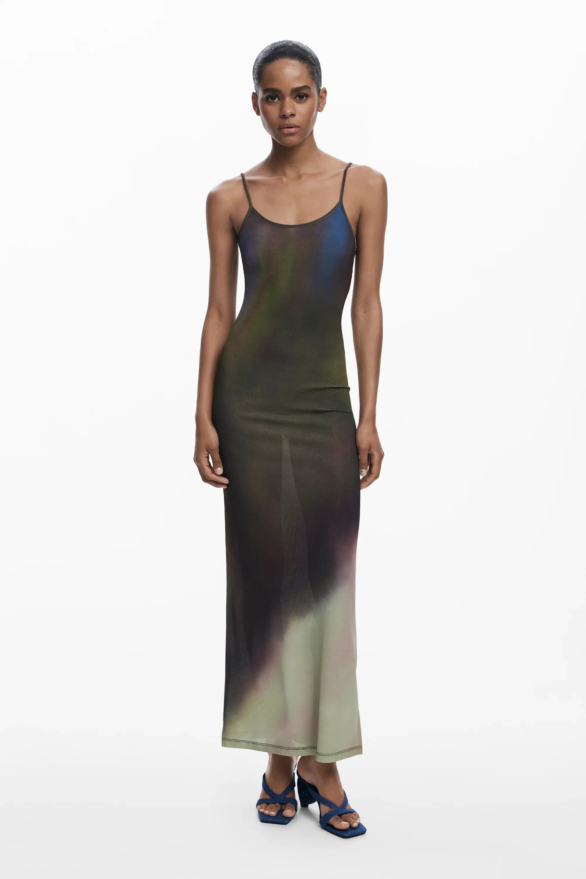 שמלת מקסי צמודה צבועה בגוונים כהים עם כתפיות דקות, מוצגת על דוגמנית, CHOZEN מותגים מובילים