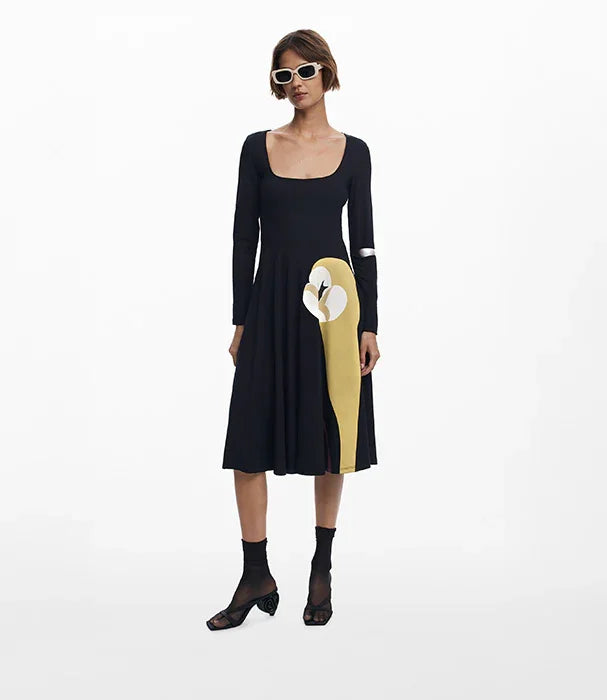 דוגמנית עם שמלת ערב שחורה בעיצוב גרפי ייחודי, אופנה מבית CHOZEN קבוצת אלפא