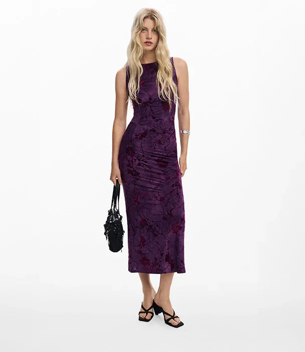 שמלה סגולה באורך מידי לאישה, עם הדפס פרחוני, תיק שחור ונעלי עקב, מותג CHOZEN