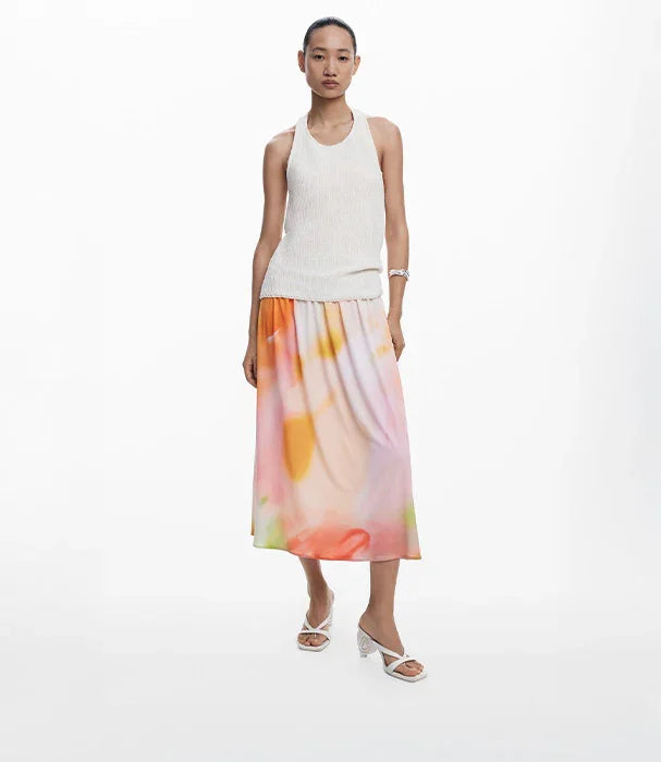 דוגמנית בלבוש קיץ אופנתי, גופיה לבנה וחצאית מידי צבעונית, CHOZEN מותגים מובילים