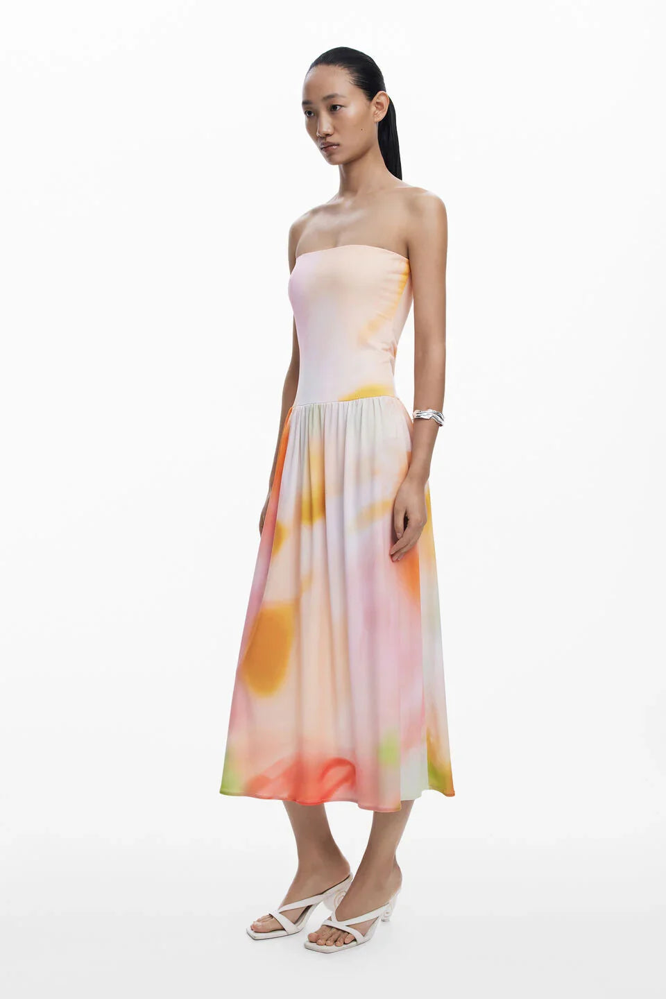 דוגמנית לובשת שמלת סטרפלס באורך מידי בגווני פסטל טרנדים, CHOZEN מותגים מובילים