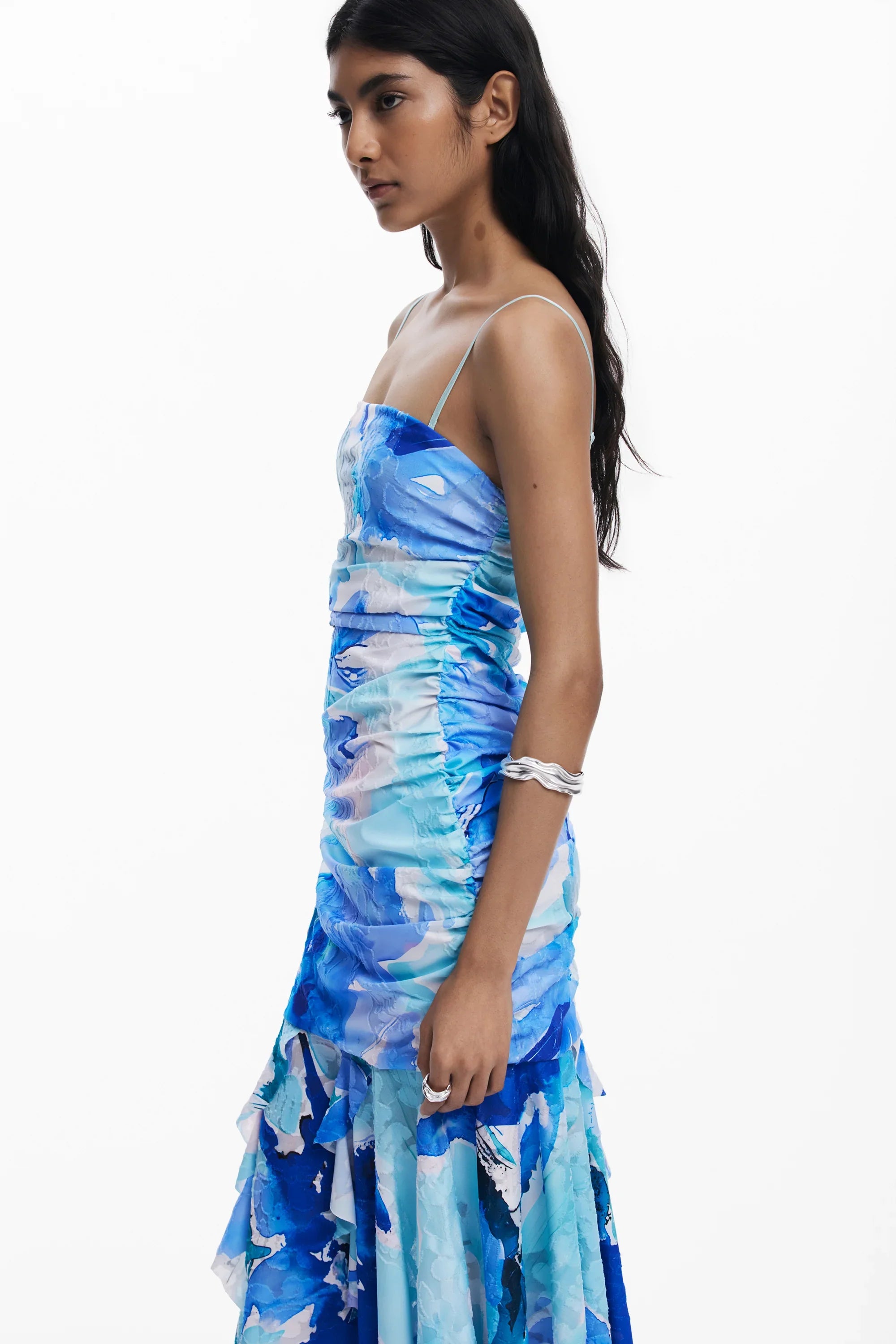 דוגמנית לובשת שמלה כחולה עם הדפס אמנותי, CHOZEN, אופנת נשים יוקרתית