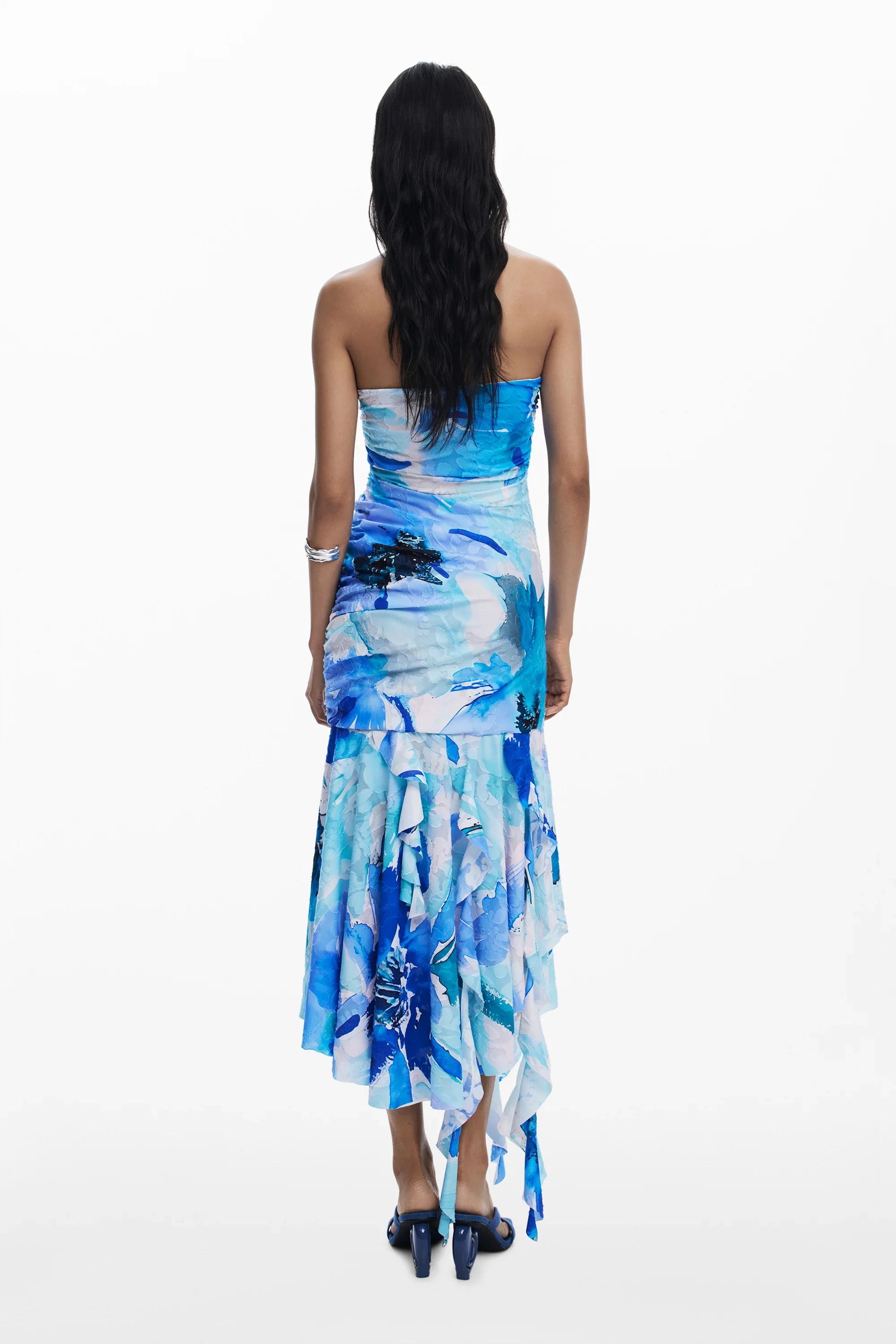 שמלת סטרפלס כחולה מודפסת לאישה, גזרת קומות, צילום אחורי, אופנה CHOZEN