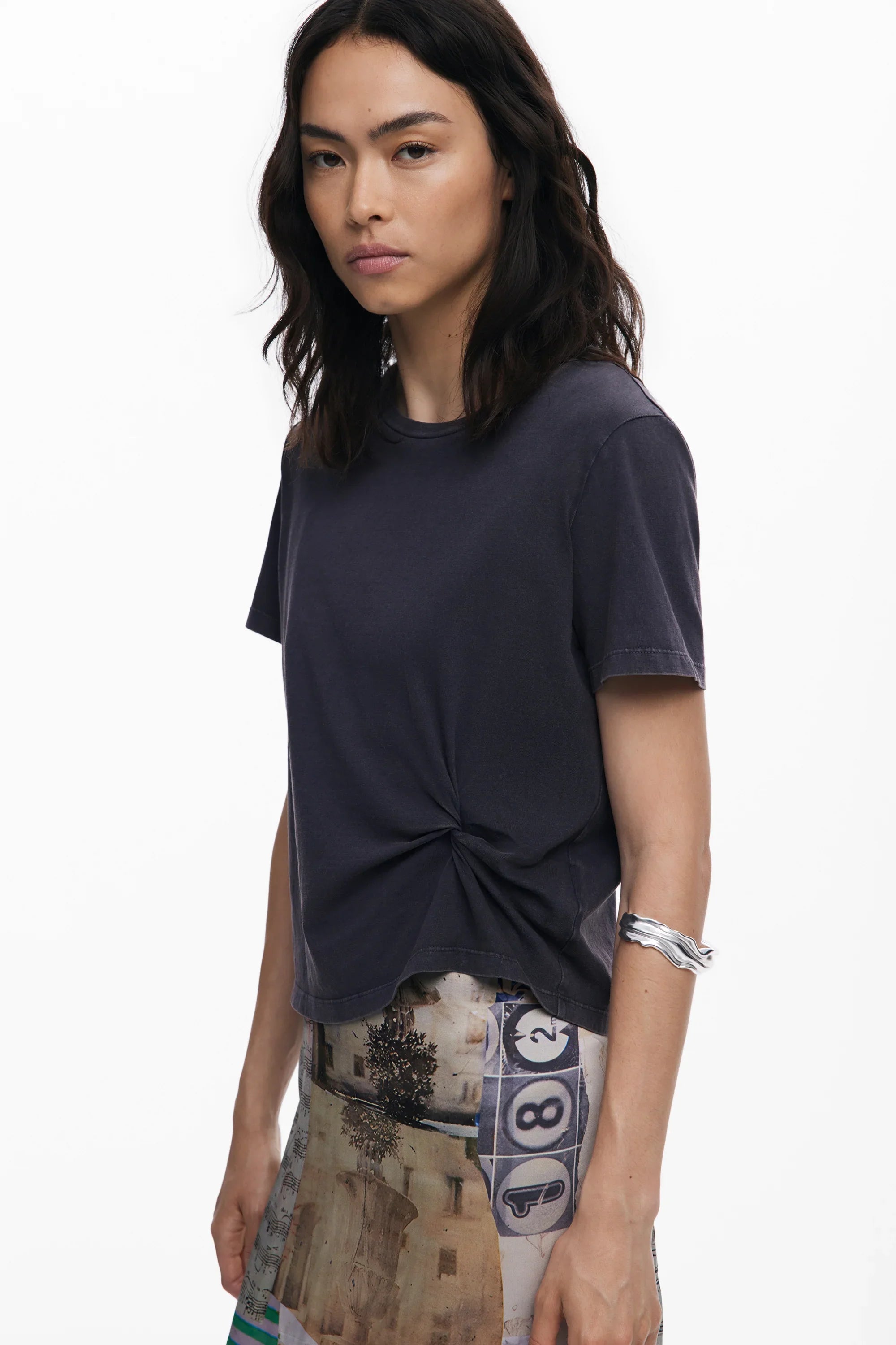 דוגמנית לובשת חולצת טי שרט שחורה ומכנסיים מודפסים, צילום אופנה לאתר CHOZEN