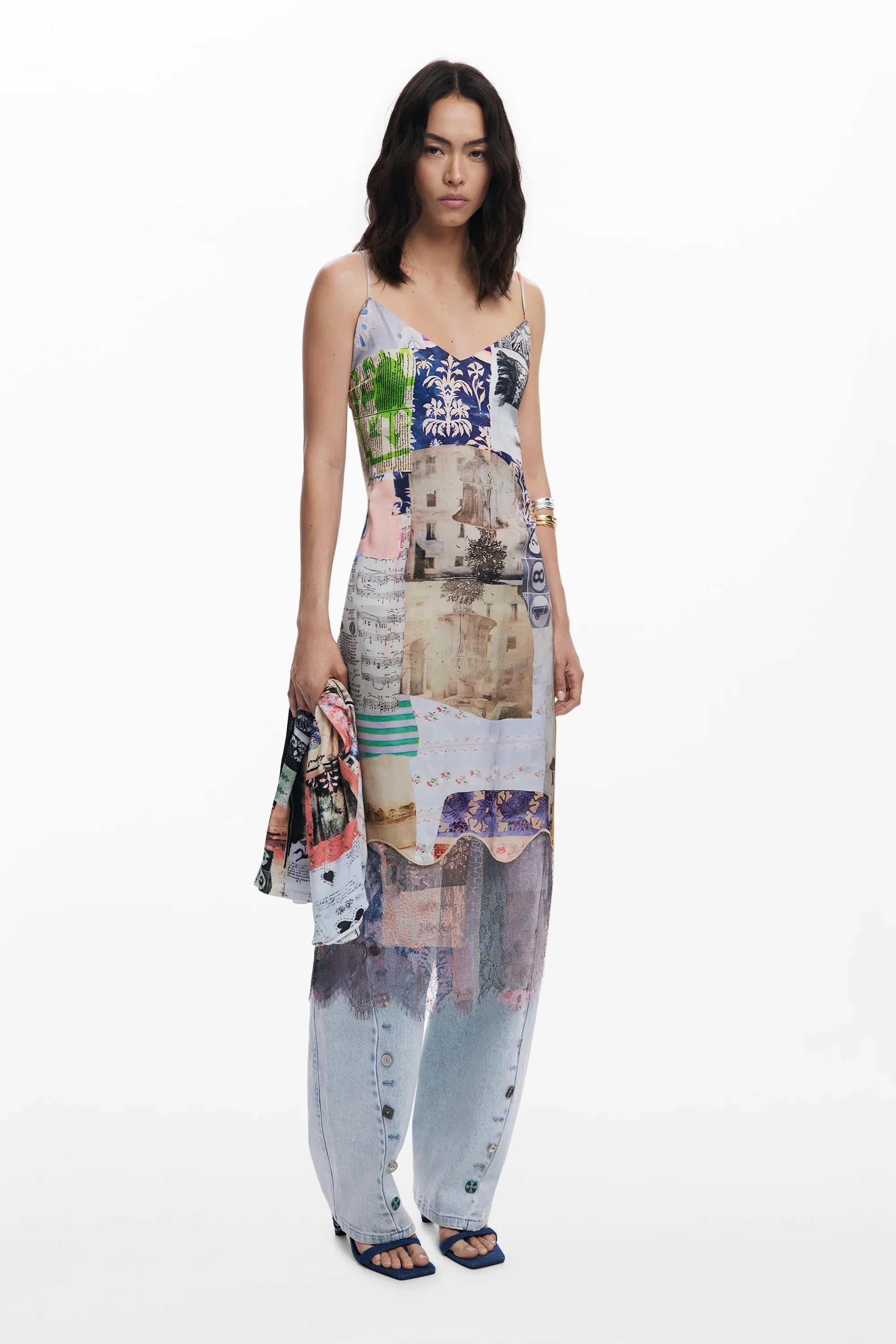 אישה לובשת שמלת קלושים צבעונית עם הדפסים, מכנסי ג'ינס וכפכפים, CHOZEN אופנה ייבואן רשמי