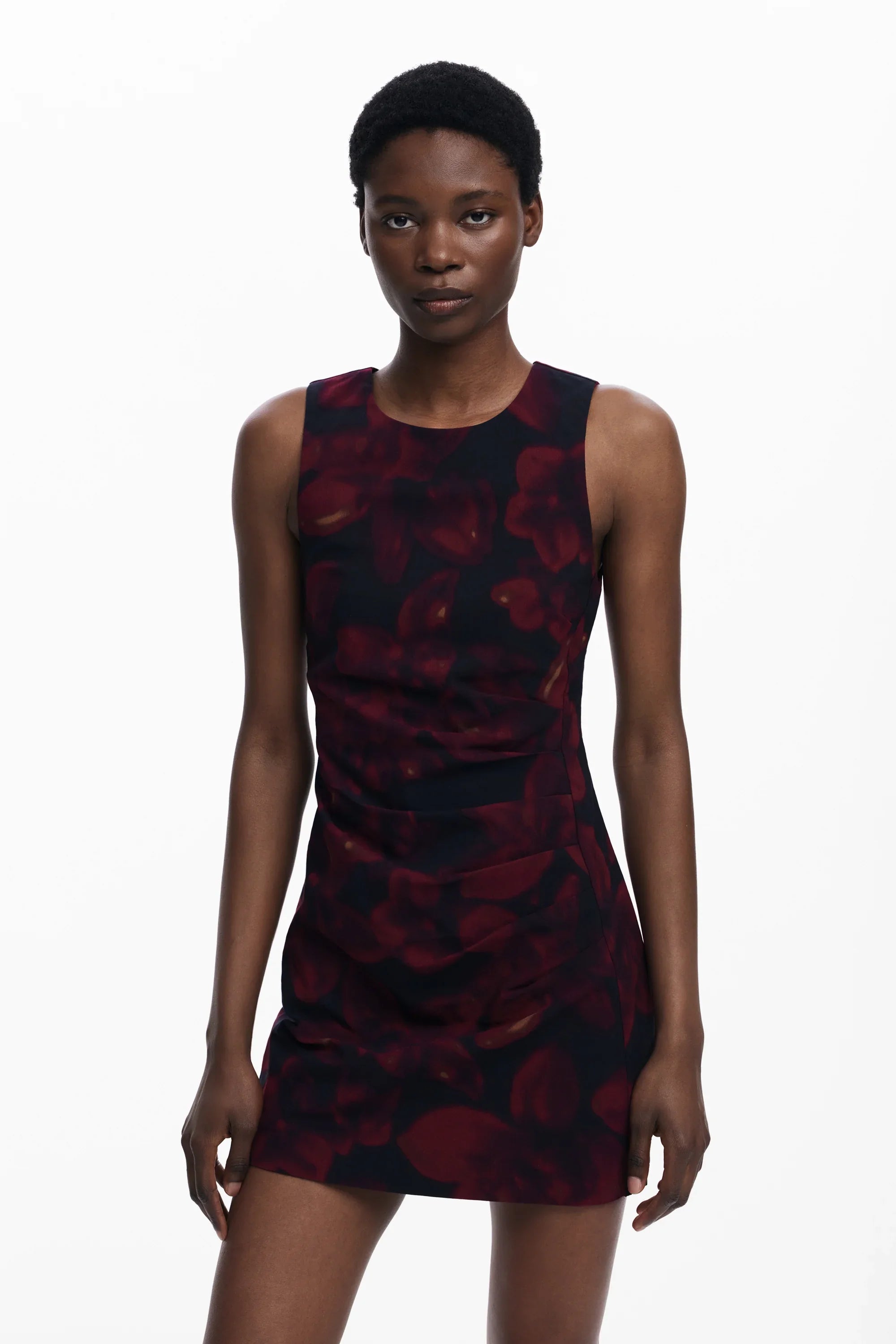 דוגמנית לובשת שמלת מיני ללא שרוולים עם הדפס אדום כהה על רקע שחור, אופנת נשים CHOZEN