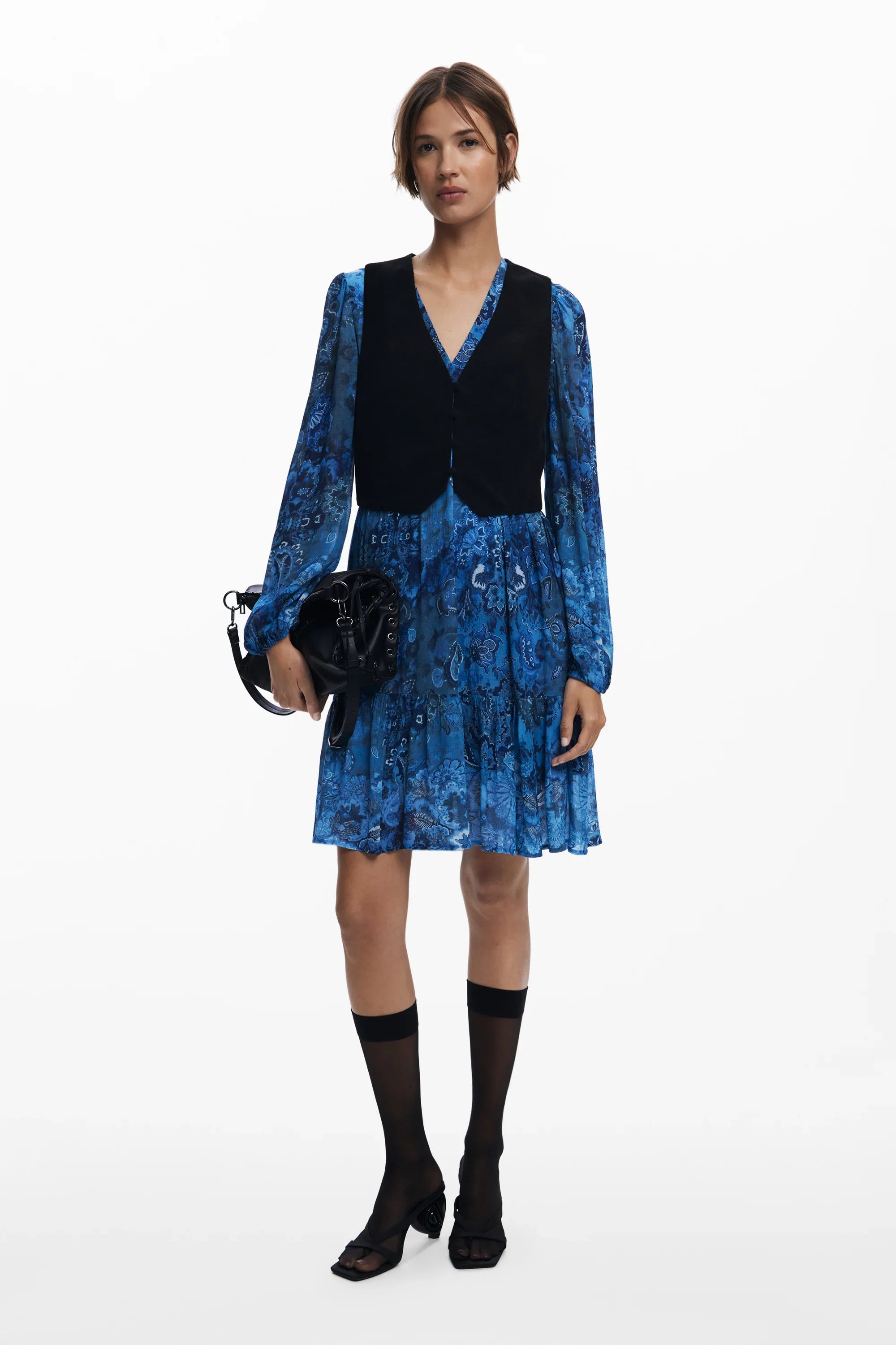 אופנה לנשים CHOZEN, שמלת שיפון פרחונית כחולה עם וסט שחור, דוגמנית ואביזרים אופנתיים