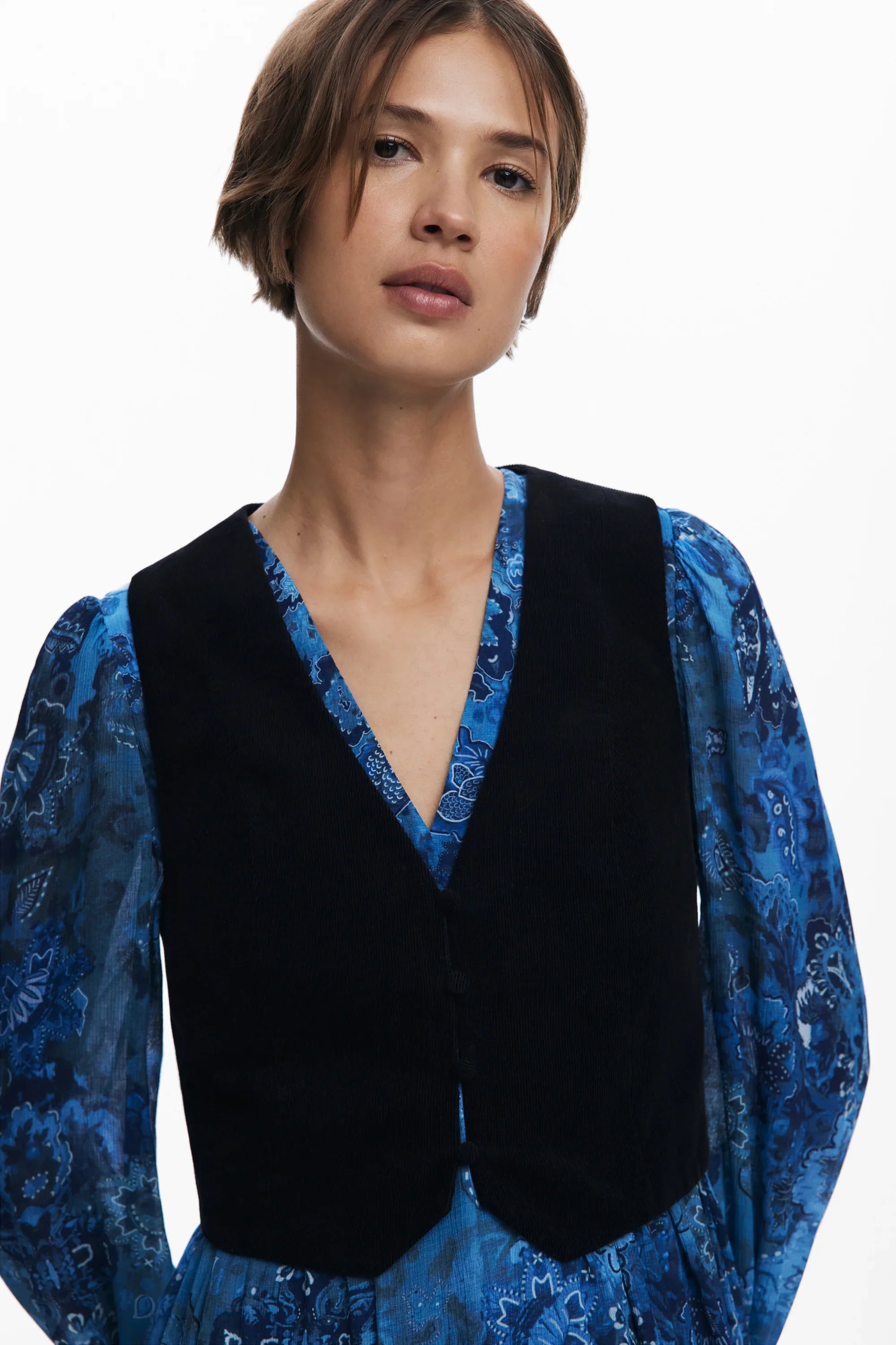 אופנה נשית CHOZEN, דוגמנית לובשת שמלה כחולה עם הדפס ווסט שחור, צילום סטודיו