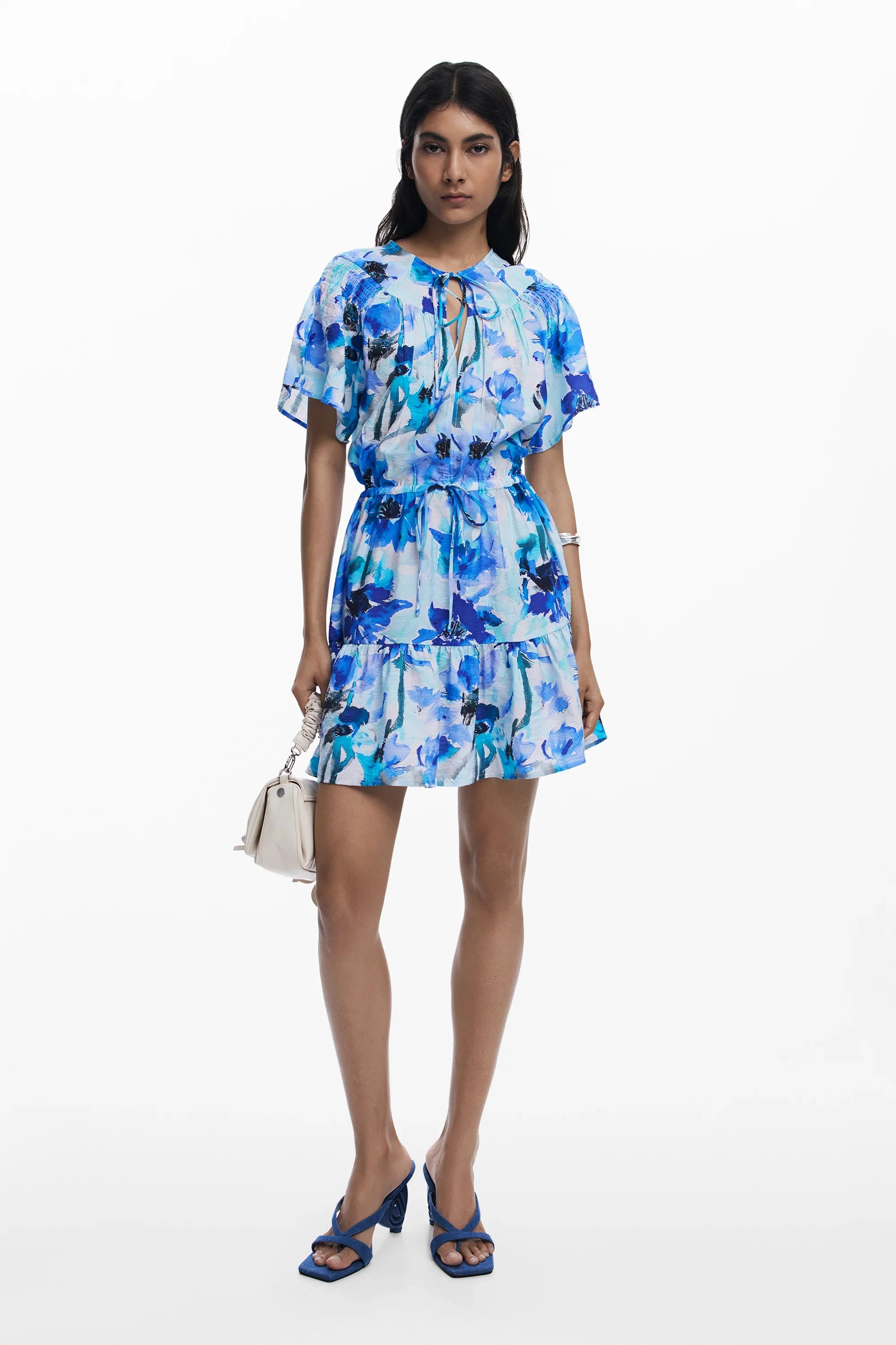 שמלה קצרה לנשים בהדפס פרחים כחול ולבן, נעליים ועגיל, מבית CHOZEN מותגים מובילים