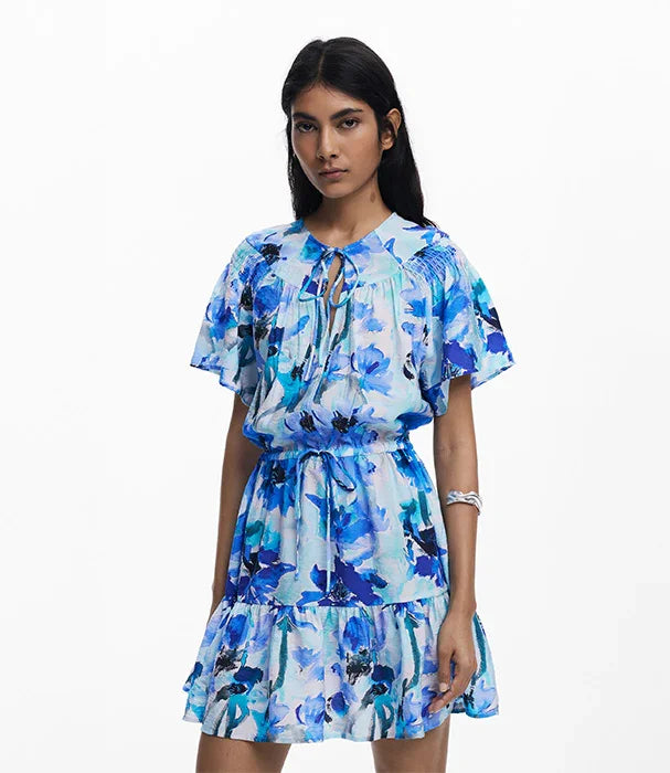 שמלה קצרה לנשים בהדפס פרחוני כחול, אופנה טרנדית מבית CHOZEN, צילום על רקע לבן