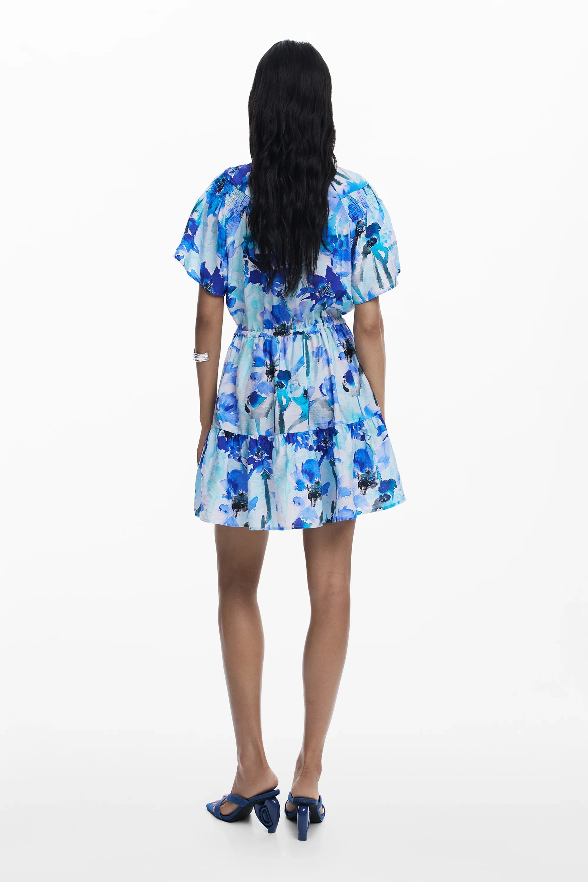 שמלה קצרה עם הדפס פרחוני כחול ולבן, מבט מאחור, אופנה קיץ באתר CHOZEN